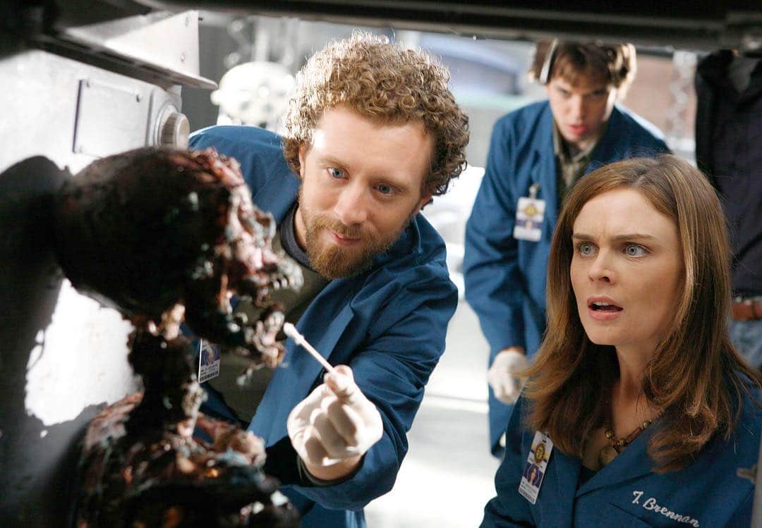 Bonesのインスタグラム：「100's of more items just released.  Official props and wardrobe from the set of Bones! Go to @ScreenBid to BUY NOW! http://bit.ly/2u78Z8Y」