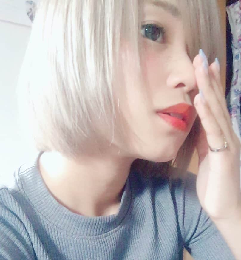 R!Nのインスタグラム：「げみえポーズ . 久しぶりにやってみました。 最近みんなが覚えてくれて、一緒に写真を撮る際「げみえポーズで撮りたいです！」と言ってくれたりして嬉しいなぁ😊 . またみんなで撮ろうね。 明日は大阪ライブ。 6時半に家を出なきゃなのでそろそろ寝ます。おやすみ！ . #Gemie #げみえ #げみえポーズ #selfie #selfies #自撮り女子 #金髪 #shorthair #orangelips #lips #pose #instapic #instadaily #goodnight🌙 #gn #sweet #dreams #おやすみなさい #💤」