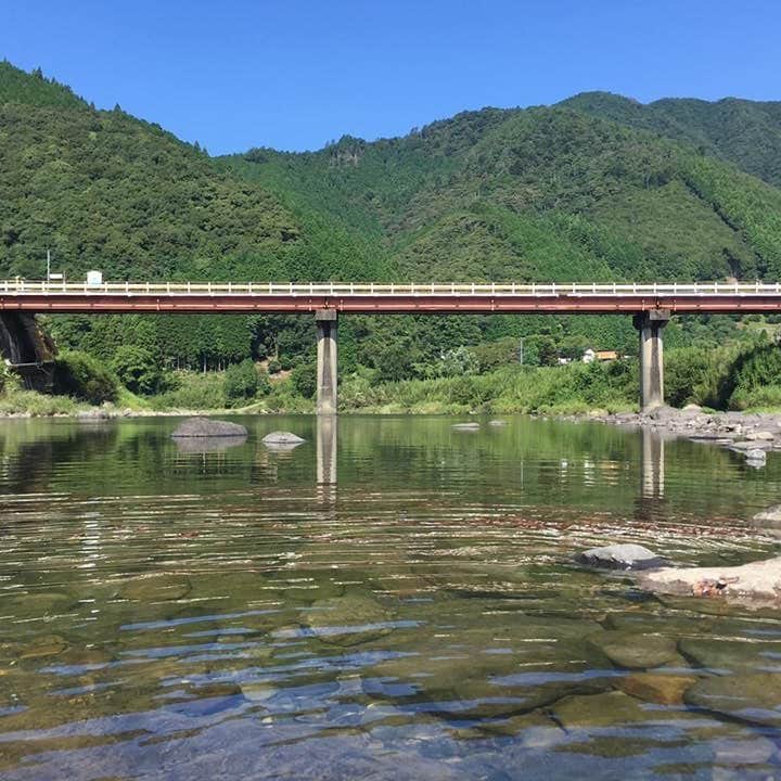 Japanese local photoのインスタグラム：「透き通る四万十川 #日本 #四国 #高知 #四万十川 #川 #夏 #田舎 #田舎暮らし #ローカル #自然 #緑 #japan #japantrip #local #river #stream #nature #japagram」