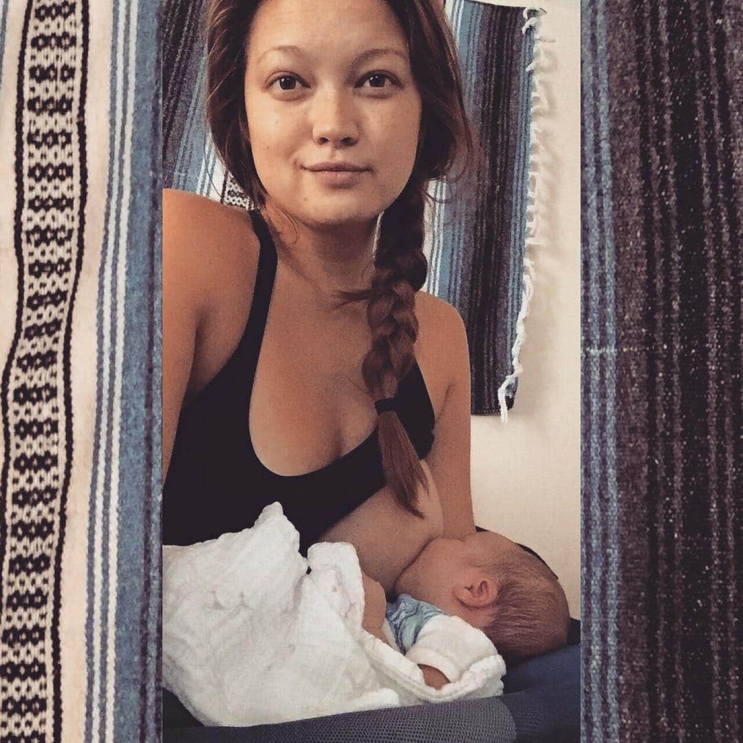 Chelsie Arynのインスタグラム：「❤️ #mamasmilk #breastfeeding #normalizebreastfeeding #mindyourowntits #newmom #momlife #baileytreasure」