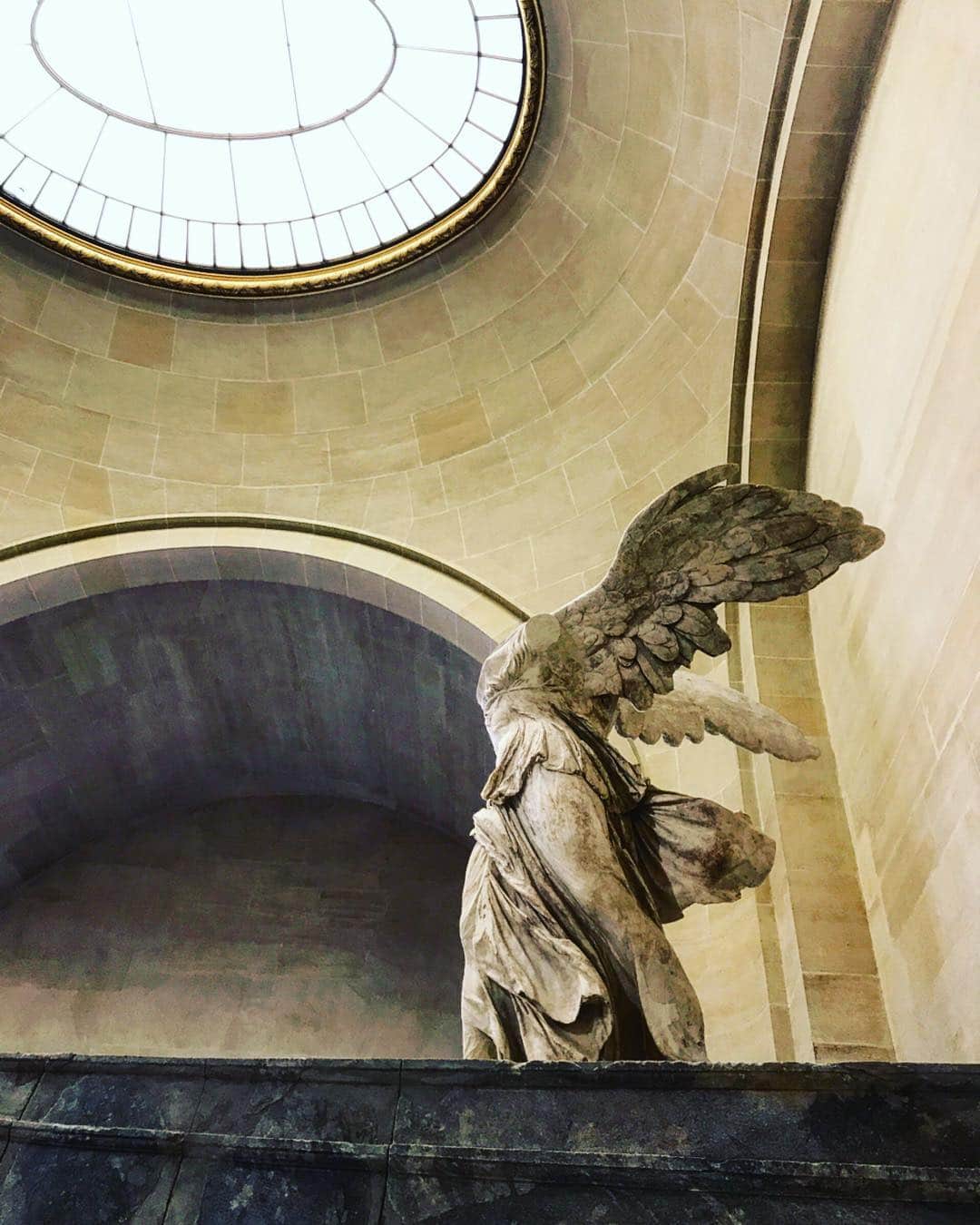 大矢真夕さんのインスタグラム写真 - (大矢真夕Instagram)「サモトラケのニケ。 彫刻の中では断然好き。 今にも飛び立ちそうだと昔からなんとなく思ってたんだけど、実際は今にも降り立つところだったーw ʕ•ᴥ•ʔ ʕ•ᴥ•ʔ #beautiful #beauty #サモトラケのニケ #パリ #ルーブル美術館 #2017 #paris #france #フランス #lajoconde #monnalisa #leonardodavinci #louvre #louvreparis #louvremuseum #life #love #lifeisbeautiful #trip #victoiredesamothrace #モナリザ #フォロー #follow」8月5日 1時49分 - mayuohya