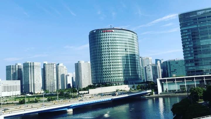 のインスタグラム：「今週2回もFM横浜に行けて幸せ。FM横浜で沢山の音楽を知ってきたから、僕らにもそうやって出会えて貰えたらな、と。」