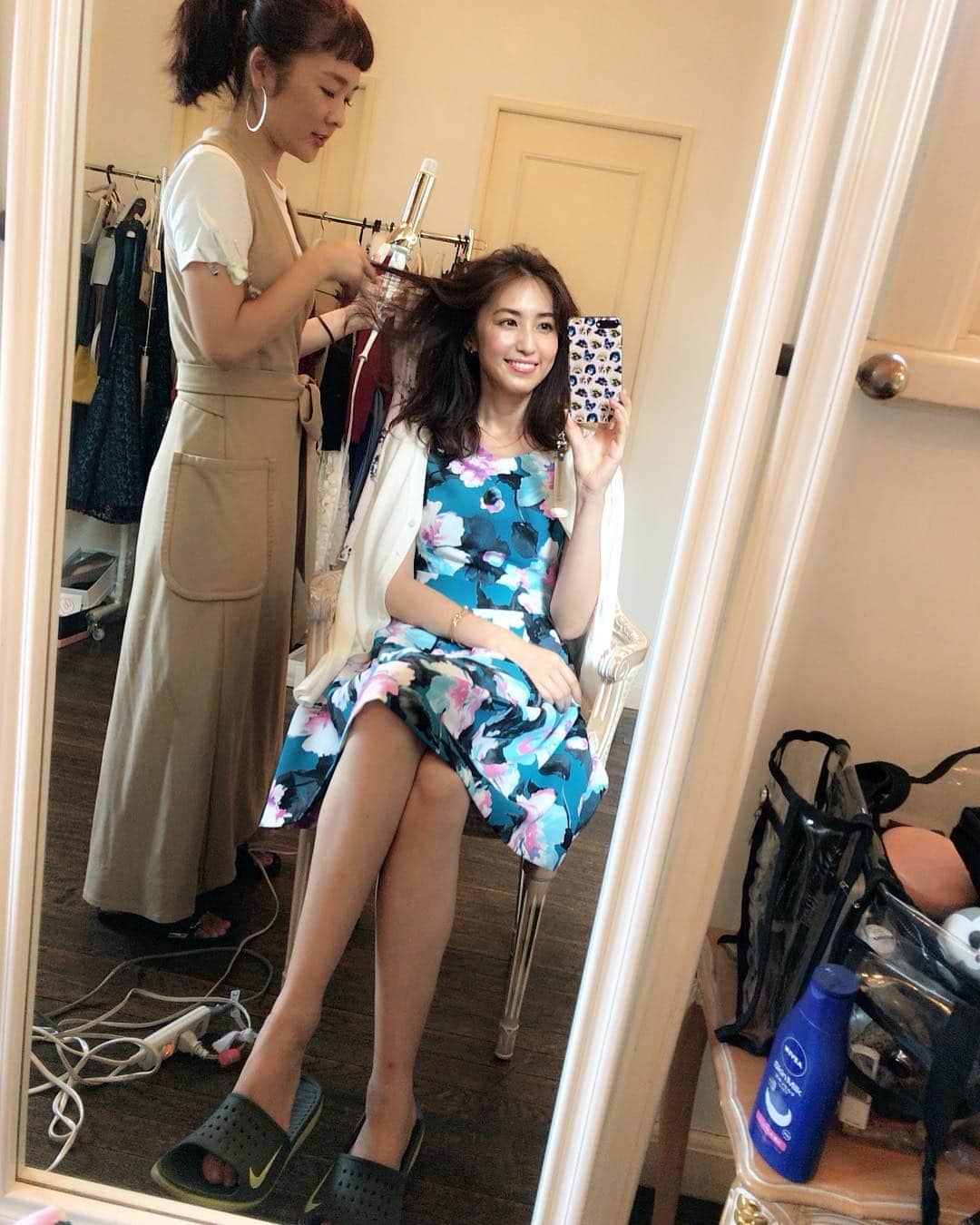 有村実樹さんのインスタグラム写真 - (有村実樹Instagram)「📸👗 秋服ワンピースの撮影をしてるよー😊 ・ 早く終わるから午後はお出かけ。 ・ 週末、楽しく過ごしましょー💛💛 ・ #撮影 #土曜日」8月5日 10時04分 - arimura_miki