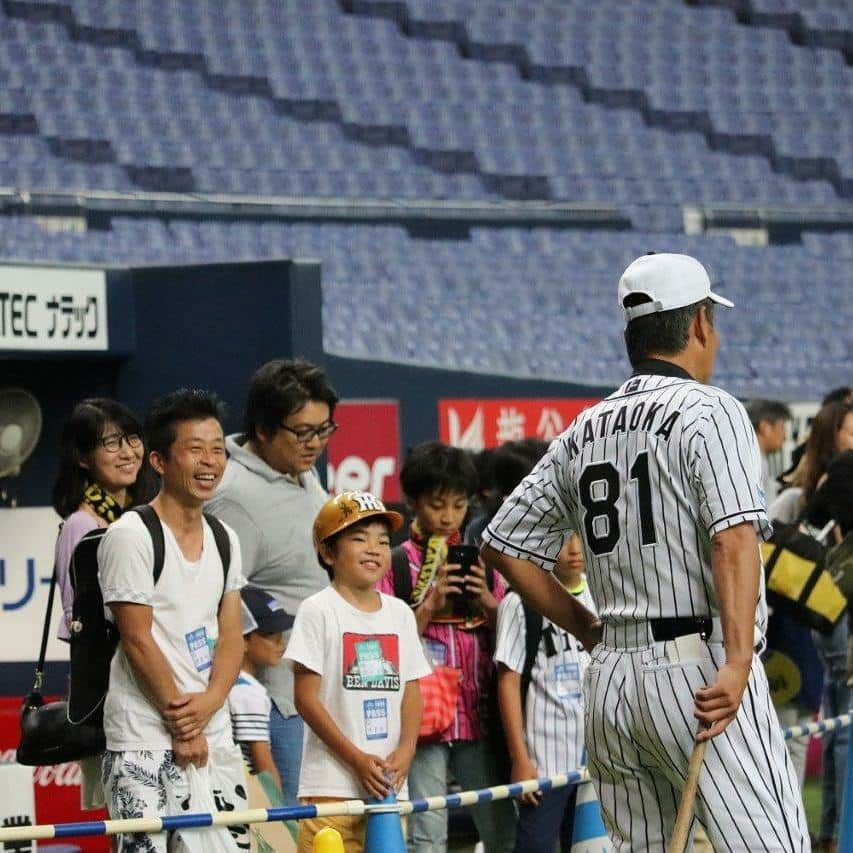 阪神タイガースさんのインスタグラム写真 - (阪神タイガースInstagram)「今日も昨日に引き続き、監督&コーチシリーズです❗ 俊介選手の打撃練習を見守る金本監督と高代コーチ⚾ 京セラドームの練習見学ツアーに参加されてたファンの方々に話かける片岡コーチ😊 #阪神タイガース #金本知憲 監督 #高代延博 ヘッドコーチ #片岡篤史 打撃コーチ」8月5日 12時21分 - hanshintigers_official