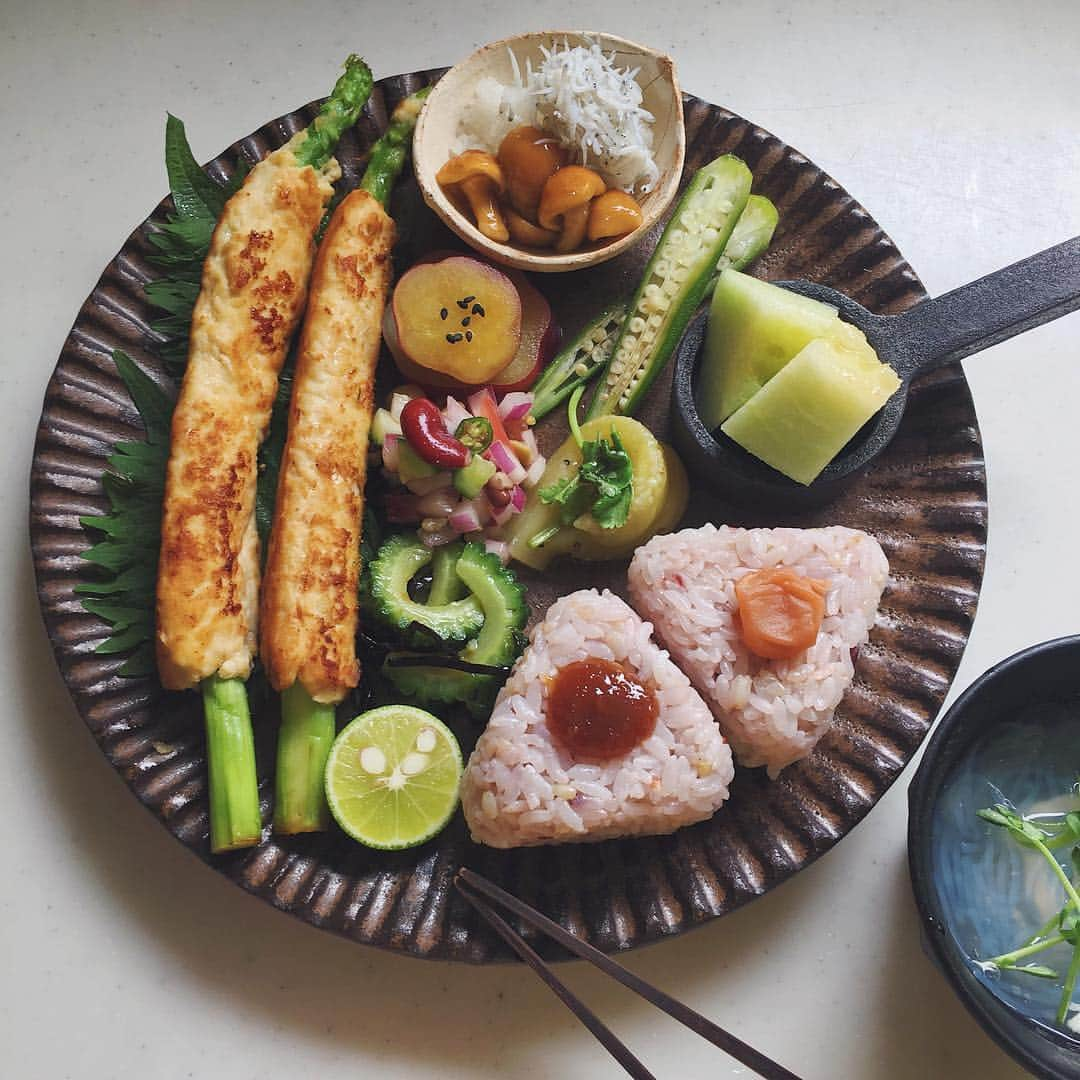 akoのインスタグラム：「Today's breakfast. 和ンプレートで朝ごはんでした みなさま引き続き楽しい土曜日を☺︎ * アスパラつくね しらすなめこおろし さつまいもの甘煮 オクラのおひたし 蒸し茄子のサラダ 豆サラダ ゴーヤの塩昆布和え 雑穀米むすび 春雨とささみとネギのスープ メロン」