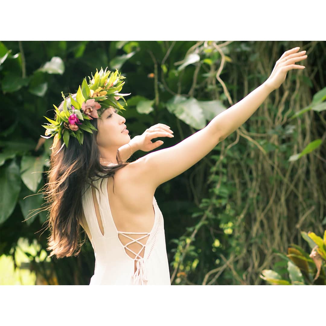 上野なつひさんのインスタグラム写真 - (上野なつひInstagram)「I LOVE HULA🌞 朝からフラ踊ってきた🌺 歴史や想い、お話を伝えるフラダンスって素敵！癒されるね🌿もっともっと踊り覚えたい🌿 いつか皆さんに見ていただけるとこで踊ってみたいな🌺 写真はハワイで撮ってもらってたのを小出しにしてます(^^) #hulagirl  #ハワイ #フラダンス #hawaii  #なつひhawaiitime  #フラとの出逢いは映画フラガール #フラガールと犬のチョコ」8月5日 13時41分 - natsuhi
