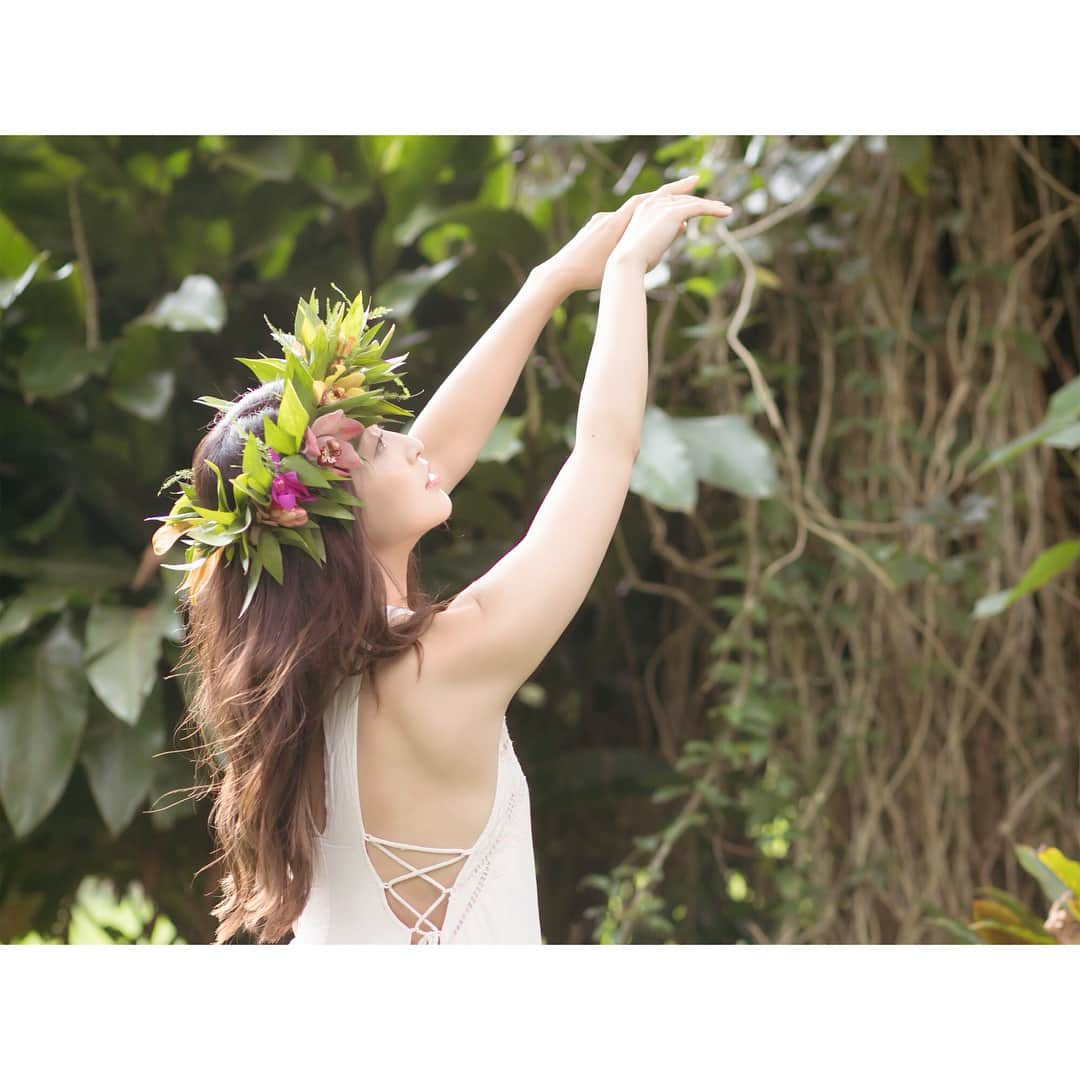 上野なつひさんのインスタグラム写真 - (上野なつひInstagram)「I LOVE HULA🌞 朝からフラ踊ってきた🌺 歴史や想い、お話を伝えるフラダンスって素敵！癒されるね🌿もっともっと踊り覚えたい🌿 いつか皆さんに見ていただけるとこで踊ってみたいな🌺 写真はハワイで撮ってもらってたのを小出しにしてます(^^) #hulagirl  #ハワイ #フラダンス #hawaii  #なつひhawaiitime  #フラとの出逢いは映画フラガール #フラガールと犬のチョコ」8月5日 13時41分 - natsuhi