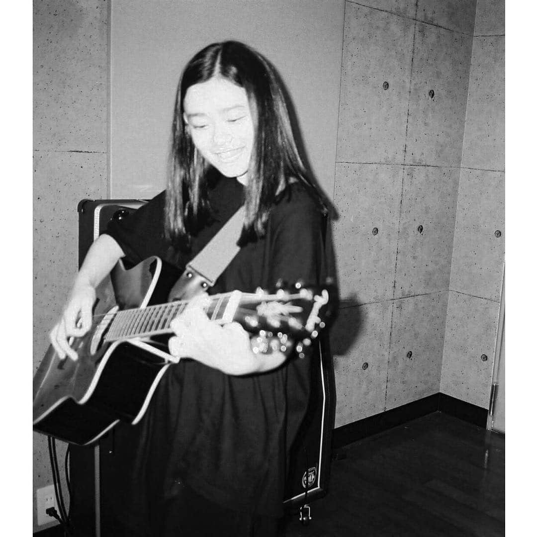 杉咲花のインスタグラム：「♩. 昨日は奇妙さんのライブに行って、最高の夜になった。 歌ってすごい。こうして大好きなものがあるだけで、わたしの嬉しい人生。愛おしい昨日と、楽しみな明日。これからもいっぱい聴こう。いっぱい歌おう」