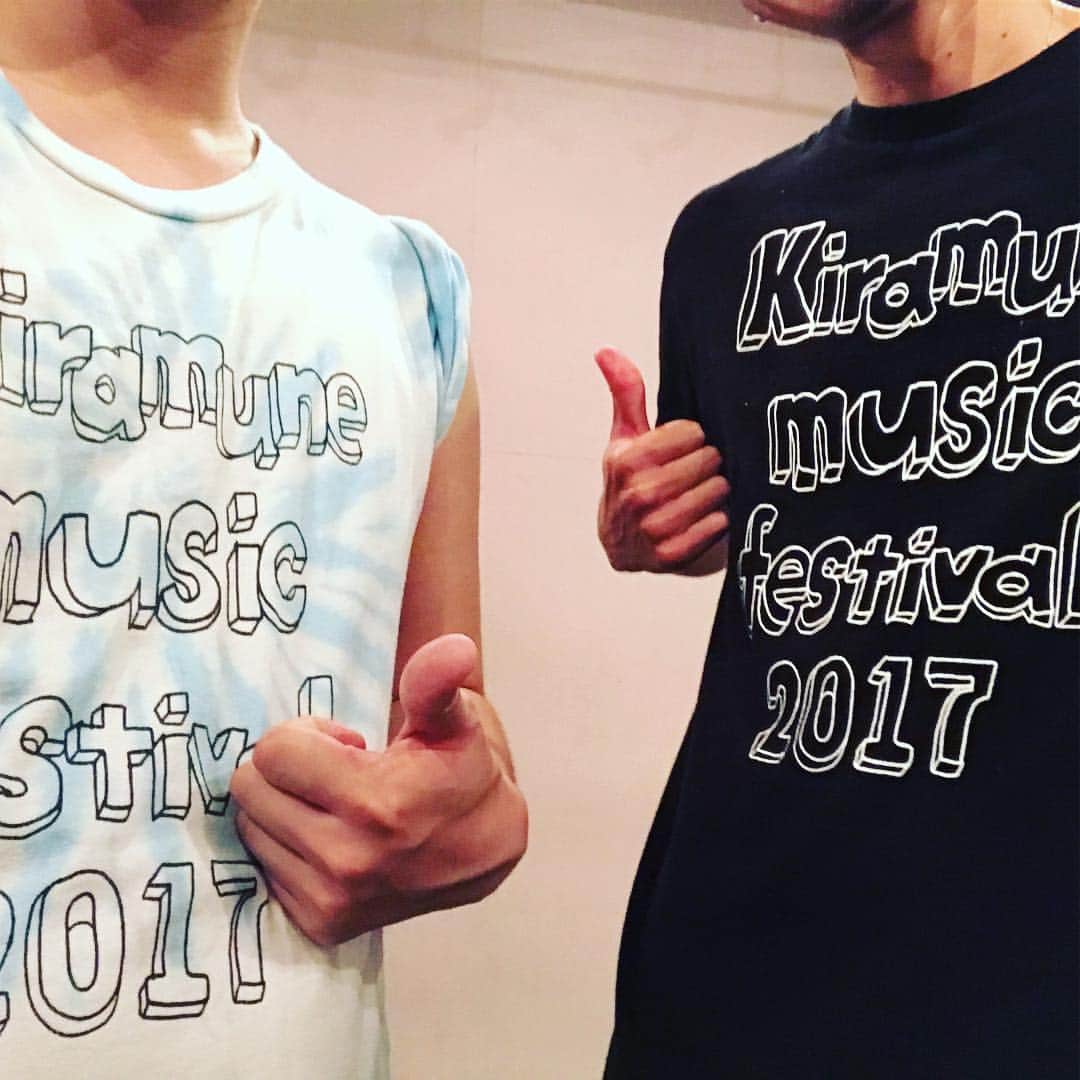 木村良平さんのインスタグラム写真 - (木村良平Instagram)「ヒロマサとTシャツがかぶった。やるじゃん。 #キラキラダンサーズ #黒いいな」8月5日 14時12分 - ryouhey_drunk