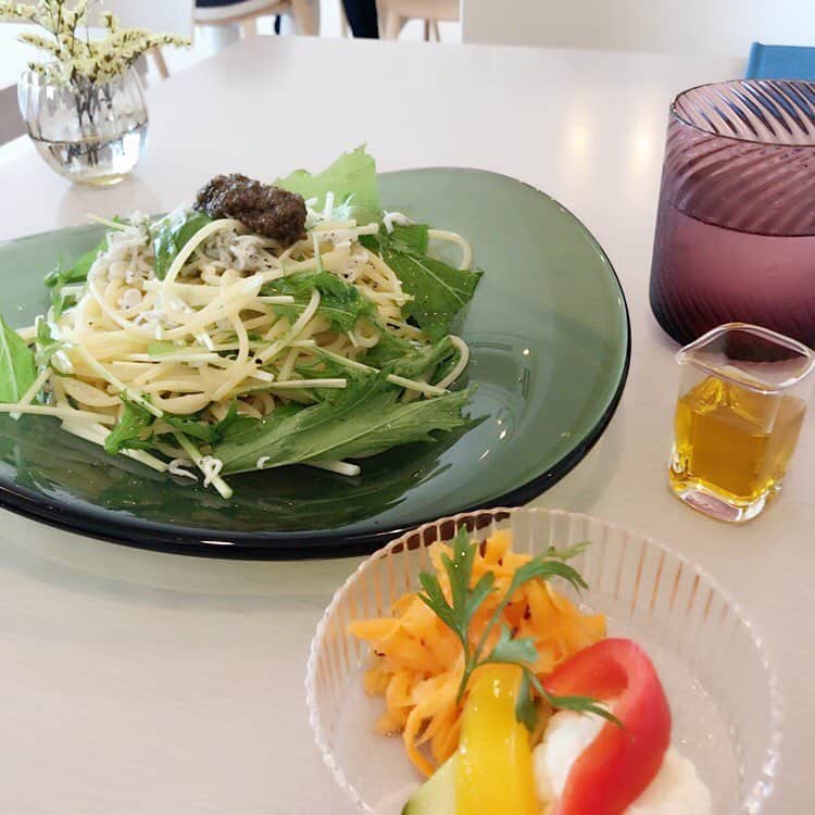 のインスタグラム：「・ 先ほど日本メイクアップ技術検定試験1級を無事に終えて… ・ 少し遅めのランチ♡ ・ いやぁ〜、ホッとしました^ ^ ・  #駒田奈美 #オスカープロモーション #モデル#日本メイクアップ技術検定 #試験#ランチ」