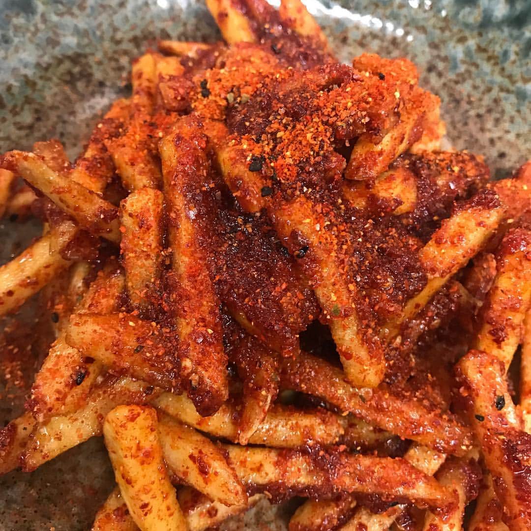 魚富商店 北浜店のインスタグラム：「今日わぁ！魚富商店ですっ！(*´ω｀*)先日はご来店本当にありがとうございますっ！(*´ω｀*)中々辛いみたいですが、それでも食べれる方々も多数おられましたよぉ〜！(● ˃̶͈̀ロ˂̶͈́)੭ꠥ⁾⁾ポテトはかなりの人気？！(笑)辛い好きの方は一度お試し下さいませませ！(● ˃̶͈̀ロ˂̶͈́)੭ꠥ⁾⁾ #魚富  #魚富商店  #鮮魚  #マグロ  #親父ギャグ  #淀屋橋 #飲み放題 #飲み放題プラン  #居酒屋 #北浜 #辛い #道場 #すぎる #ポテト」