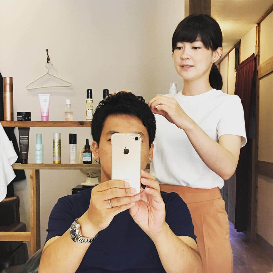 榮真樹のインスタグラム：「髪切ってスッキリ♫ これでしばらく頑張れそうです‼︎ #いつもありがとうございます #高田さん #気分転換 #大事な時間」