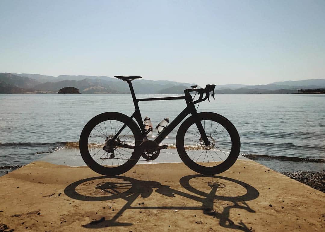 ケビン・シストロムのインスタグラム：「The silhouette of a monster - @Canyon Aeroad 9.0 disc. Took it out for a spin today and had a blast. Never been on an aero bike before and I'm surprised by how different it feels (fast!). I'm also excited for the disc brakes which will come in handy in SF #fogust summer 😂」