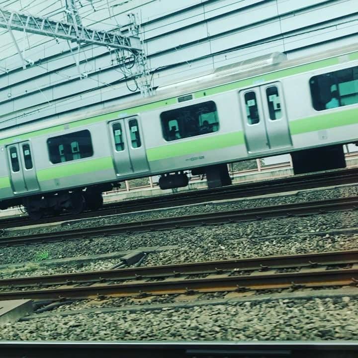 HARUMIのインスタグラム：「大遅刻w二日酔いのため藤沢までグリーン車☺︎あぁ快適♪w #寝坊 #二日酔い #東海道線 #グリーン車 #快適 #晴れて良かった #遅刻 #sunny #海 #sea #surfing #surfgirl #natural #happy #happygirl」