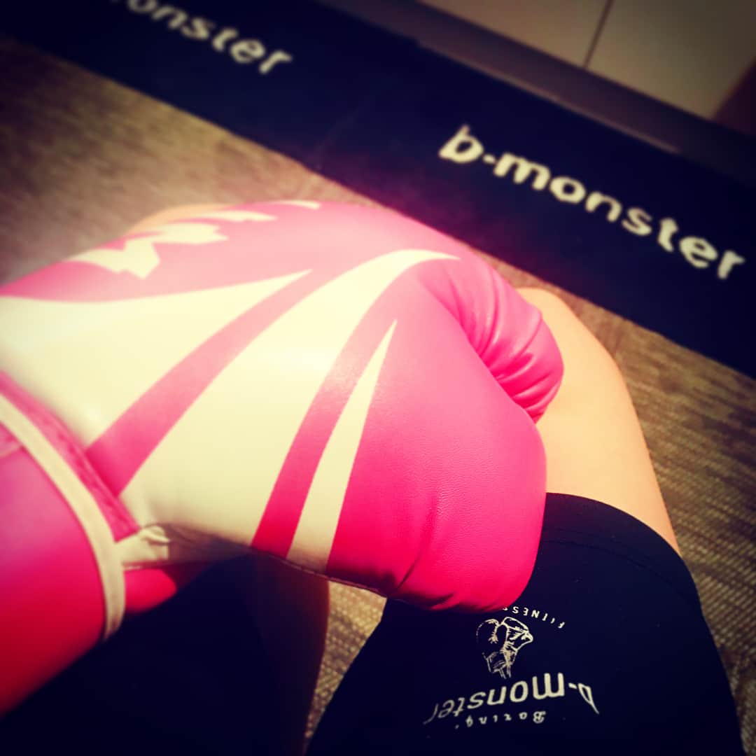 横町ももこさんのインスタグラム写真 - (横町ももこInstagram)「. b-monster青山店に新導入されたAQUA TRAINING BAGを初体験🥊💕 . 普通のサンドバッグよりパンチする手への負担が少なくて打ちやすいから女性にはオススメ✨ .  #workout#bmonster#ビーモンスター#boxercise#暗闇ボクササイズ#青山#aoyama#tokyo#fitness#fitnessstudio#aquatrainingbag#アクアトレーニングバッグ#サンドバッグ#bmonster150#sports#脂肪燃焼#diet#ダイエット#痩せる#痩せたい#引き締め#exercise#筋トレ#筋肉#body#muscle#有酸素運動#美ボディ #トレもも#ももトレ」8月20日 8時40分 - momochadayo