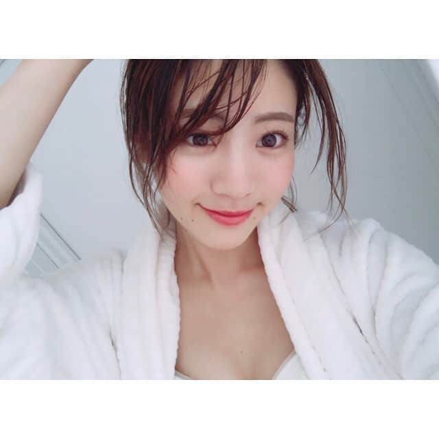 志田友美（ゆうみん）のインスタグラム：「. 夏でも友美は乾燥肌なので… パックは欠かせない😩💕 . . LuLuLunは大容量だし、保湿力やばいから毎日使い🙈✨✨ . #lululun #新発売 #スキンケア  #シートマスク #skincare #moisture #pack #skinlotion #facemask #girls」