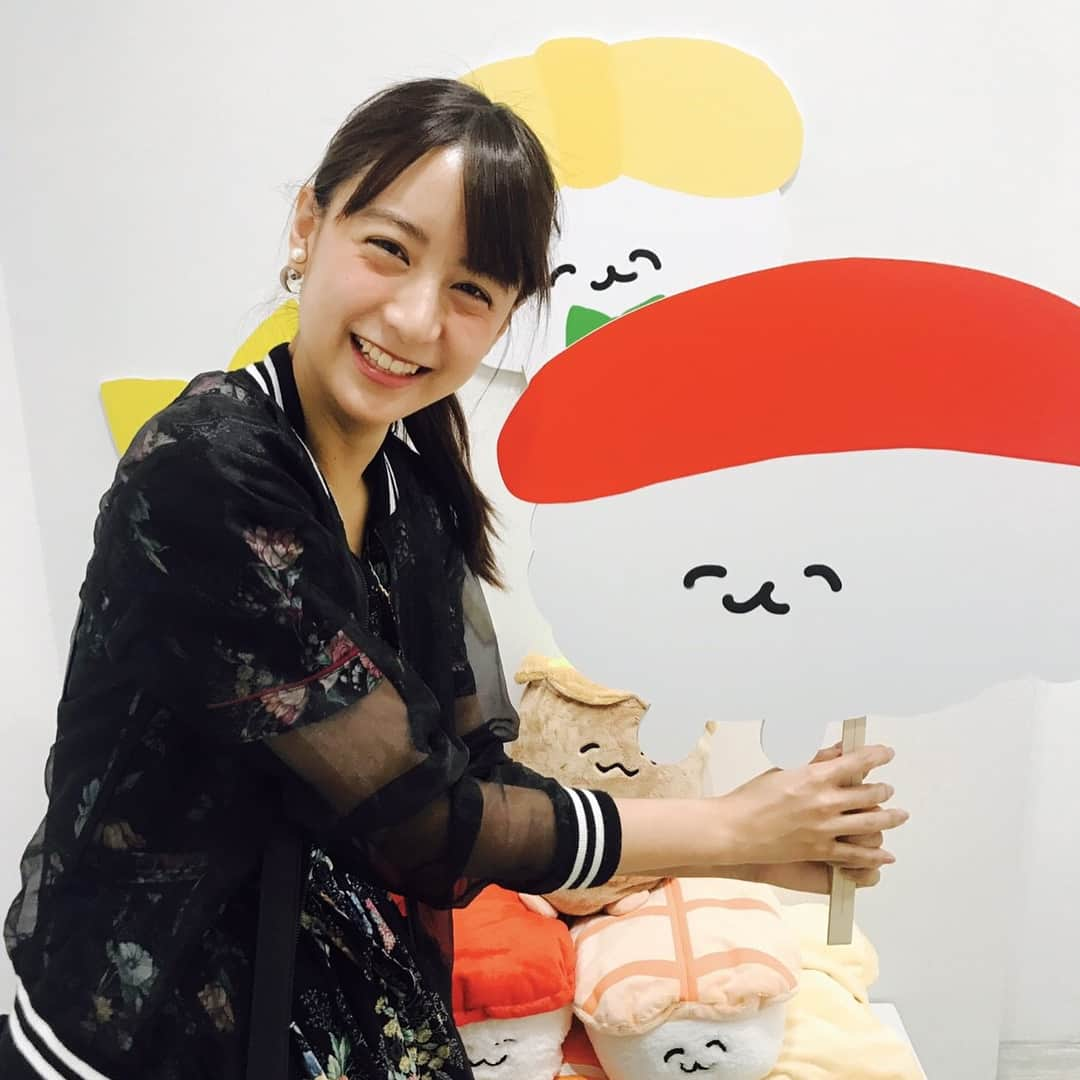 山本美月さんのインスタグラム写真 - (山本美月Instagram)「大おしゅし展行ったんだぁ♡ やばいちゃんさんにも会えた♡ とても良い人で嬉しかった(*´ο`*)さすがおしゅしの生みの親…！ たくさん写真撮った！！ おしゅし！！！可愛い！！！ #おしゅし #大おしゅし展」8月5日 19時48分 - mizuki_yamamoto_official