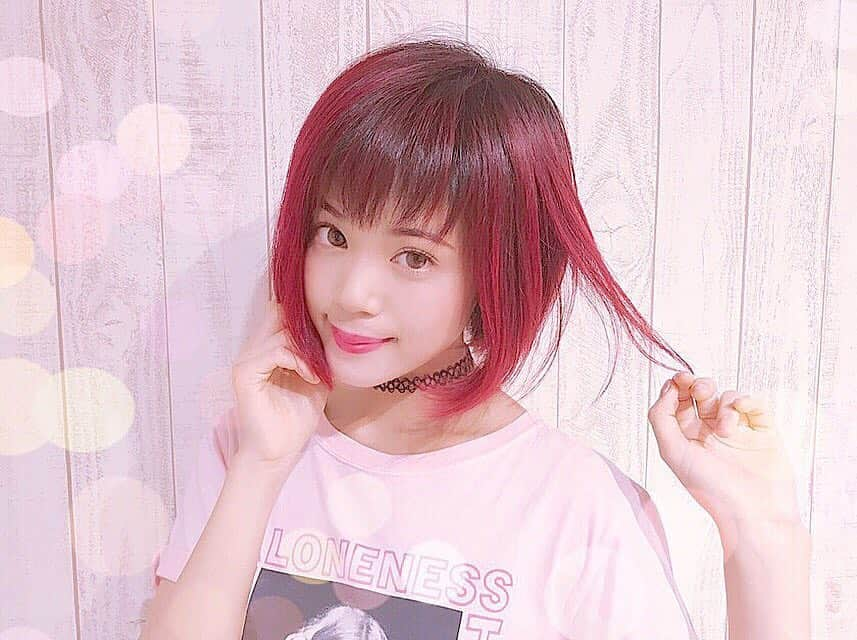 ハナエさんのインスタグラム写真 - (ハナエInstagram)「髪を綺麗にして来たよ💗 今回はマゼンタピンクという、赤みもあるかなーり濃いめのピンク。これくらいビビットな色でこれくらいの長さが一番しっくり来る。 . . . よく「同じ髪色・髪型にしたいからオーダー方法教えて！」って言われるんだけどわたしはピンクで〜とか赤で〜とか動き出るように軽く〜とかざっくりしたオーダーしかしてません。笑 いつもlino @lino.tokyo のSUUさん @suu.suu.sun が可愛くしてくれてるよ。原宿にある居心地のいい、とってもお世話になってるサロン💗 . . . #lino #linotokyo #pinkhair #redhair #haircolor #pink #girl #girly #beauty #hairstyle #hairsalon #ピンク髪 #赤髪 #派手髪 #ベリーカラー #ヘアカラー #ピンクヘアー #レッドヘアー #美容院 #美容室 #原宿 #原宿美容院 #美容 #ハナエ #HANAE」8月5日 22時28分 - hanae_0227