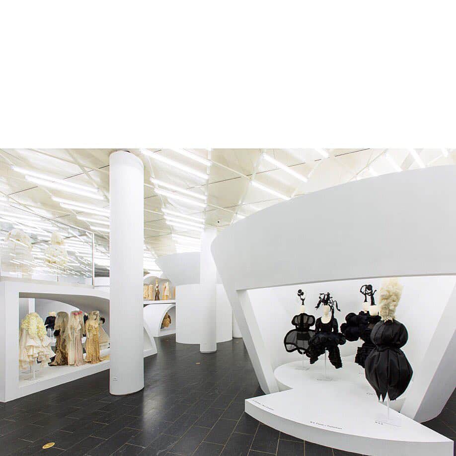 コム・デ・ギャルソンさんのインスタグラム写真 - (コム・デ・ギャルソンInstagram)「One more month to see 'Rei Kawakubo/ Comme des Garçons: Art of the In-Between' exhibition at the MET. One more month to buy the items exclusively designed for the Met Store. #TheMetStore #metkawakubo  Must finish September 4」8月5日 22時24分 - commedesgarcons