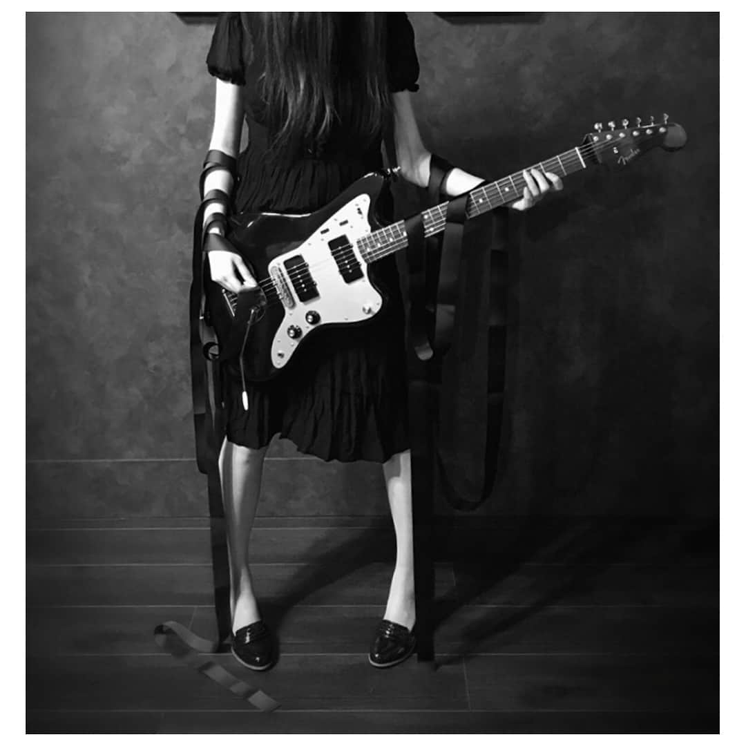 三上みかんのインスタグラム：「#japanesegirl #japaneseidol #photo #guitar #photo #music」
