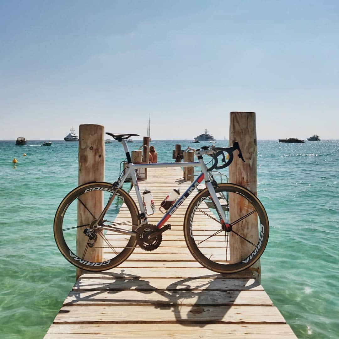 ケビン・シストロムのインスタグラム：「Not many rides end looking like this but when they do you take a #bikeportrait 🇫🇷」