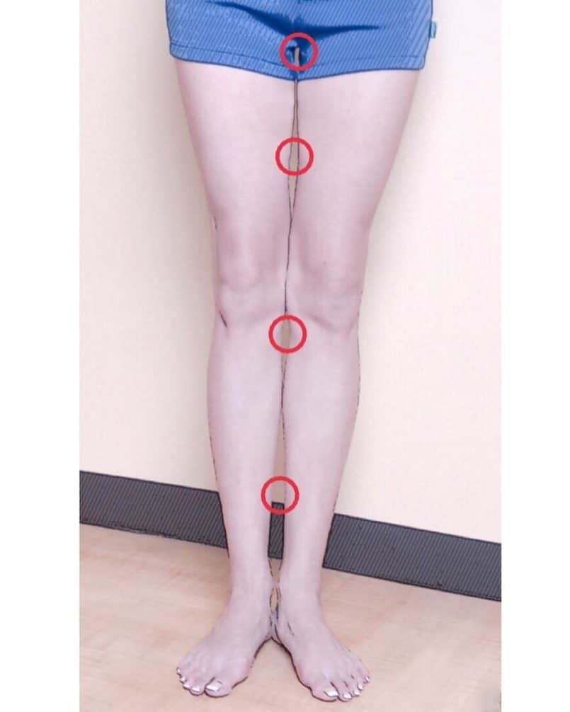金子エミさんのインスタグラム写真 - (金子エミInstagram)「#脚のモデルの条件 の一つ。 ①赤丸○の4点が空いている。 #パーツモデル #partsmodel」8月6日 12時27分 - emikaneko1114