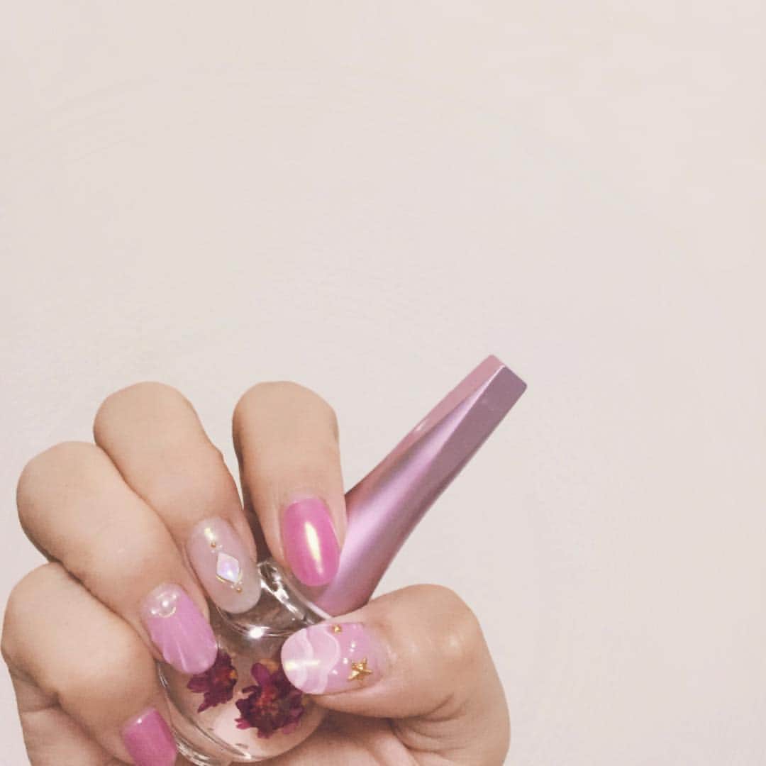 吉田有里のインスタグラム：「new nail 🎀 珍しくピンク…こんぴら桃萌ちゃん仕様です🍑 親指、浜辺🏖なんだよ、凄くない…？ 薬指、貝殻🐚なんだよ、凄くない…？ (やべぇ、すげぇ、天才、って言いすぎて) (ネイリストさんに笑われたよ) 今日は温泉むすめイベントです！ 来てくださる皆様、よろしくお願い致します🙇‍♀️ #ユニコーンネイル #ユニコーンパウダー #ジェルネイル #ネイル #nailart #nail #nailstagram #girly #夏ネイル  #温泉むすめ #こんぴら桃萌 #♨️」