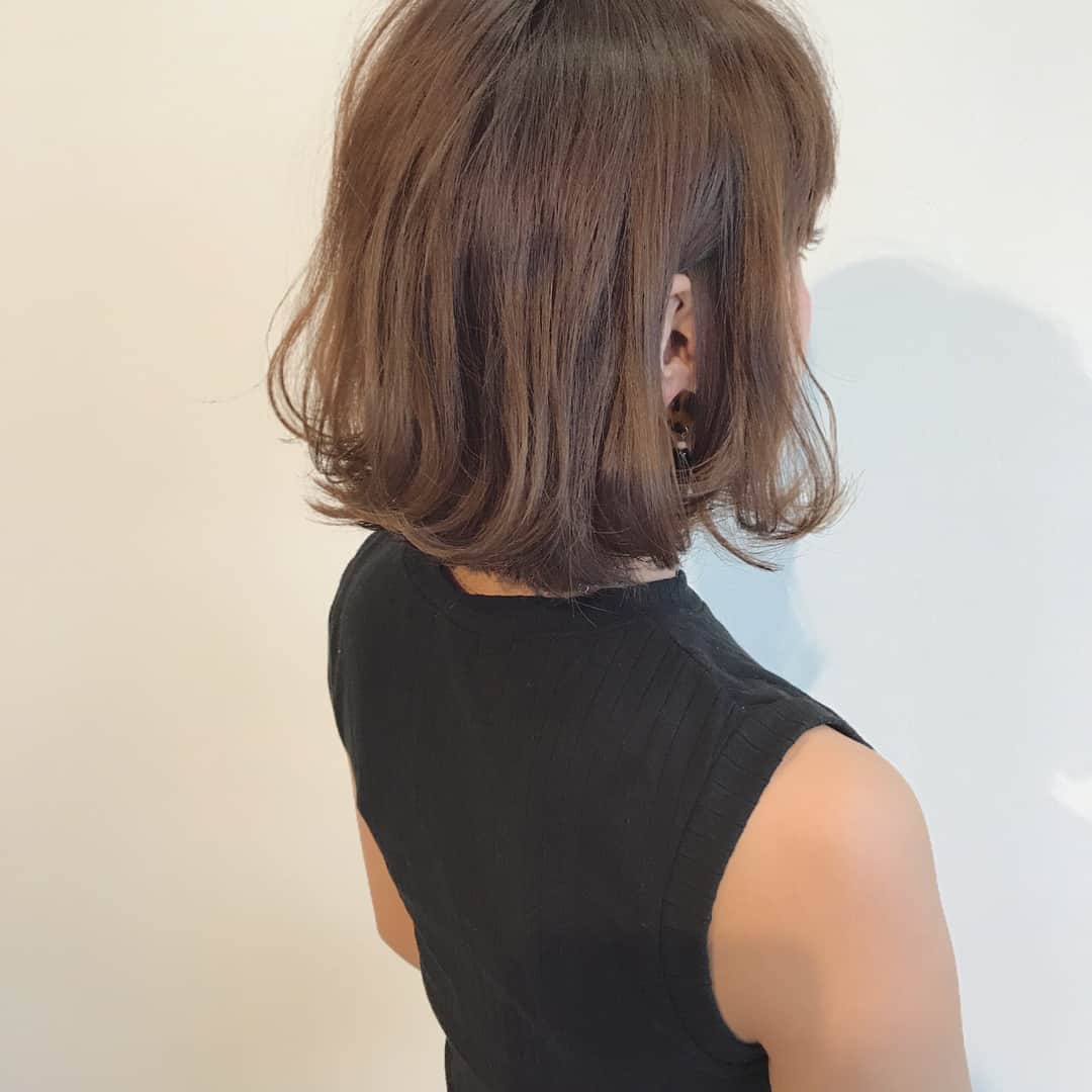 TWiGGY×ピクサムFのインスタグラム：「model Before/新生部1㎝/既染部/9トーン/普通毛/女性像（ナチュラル/可愛い） Beforeは右にスワイプ👉 ・ Be12:A12:C-LA9（1:1:30%）OX6%2倍 ワンメイク 「少し明るくしながら、前回の暖色のオレンジ味を消したい」とのオーダー。 C-LA9（コントロールカラー）でベースのオレンジ味をかなり抑えることが出来ます。 ツヤ感たっぷりの夏のオススメレシピです♪ ・ #ピクサムカラー #セレクトベージュ #アッシュベージュ #夏 #透明感 #巻き髪 #スタイリング #外国人風 #外国人風カラー #美容師 #美容室 #ロング #寒色系 #hair #haircolor #schwarzkopf #シュワルツコフ  #igora #igoraroyal  #スーパーナチュラル」