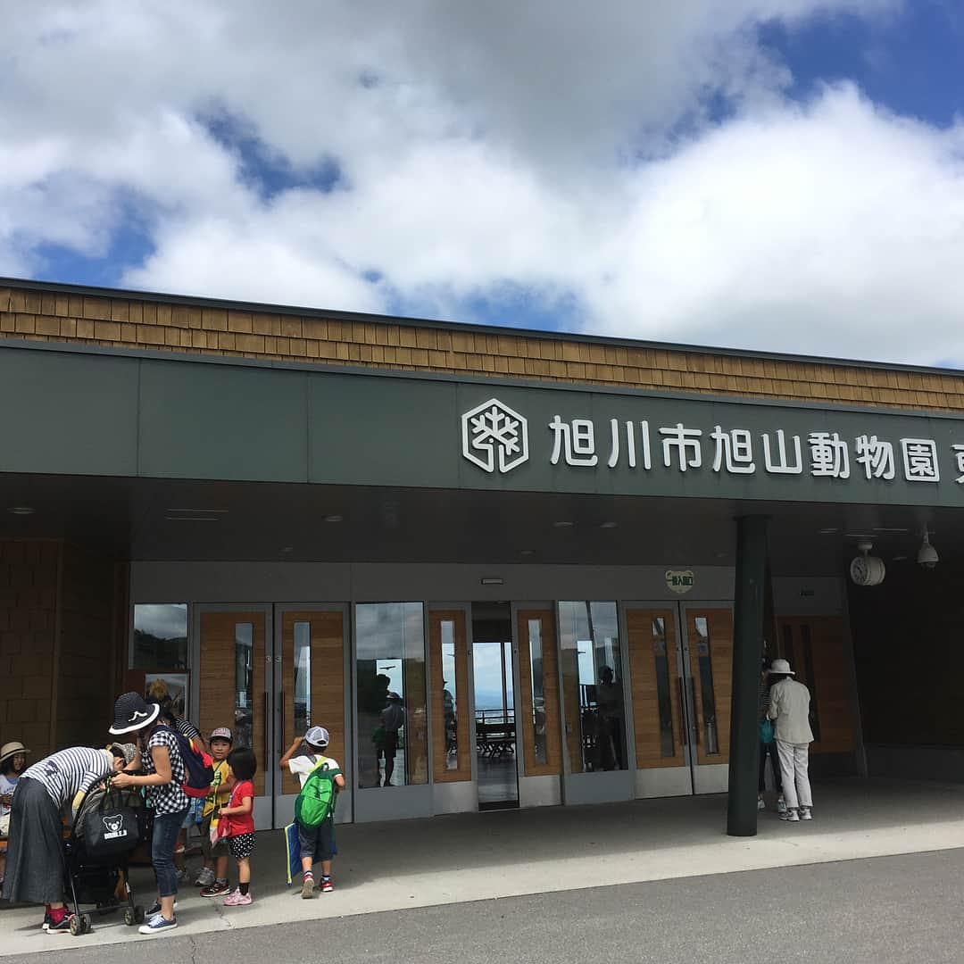 七瀬ひとみのインスタグラム：「北海道旅行② 旭川〜然別湖 旭山動物園行ってきた🐅🐒展示凝ってて楽しかったー♡アザラシのトンネルも見れました。 何回でも行きたい、北海道！！！ #北海道 #北海道旅行 #旭川 #旭山動物園 #牧場 #ナイタイ高原牧場 #然別湖 #ソフトクリーム #ソフトクリーム大好き #癒された」