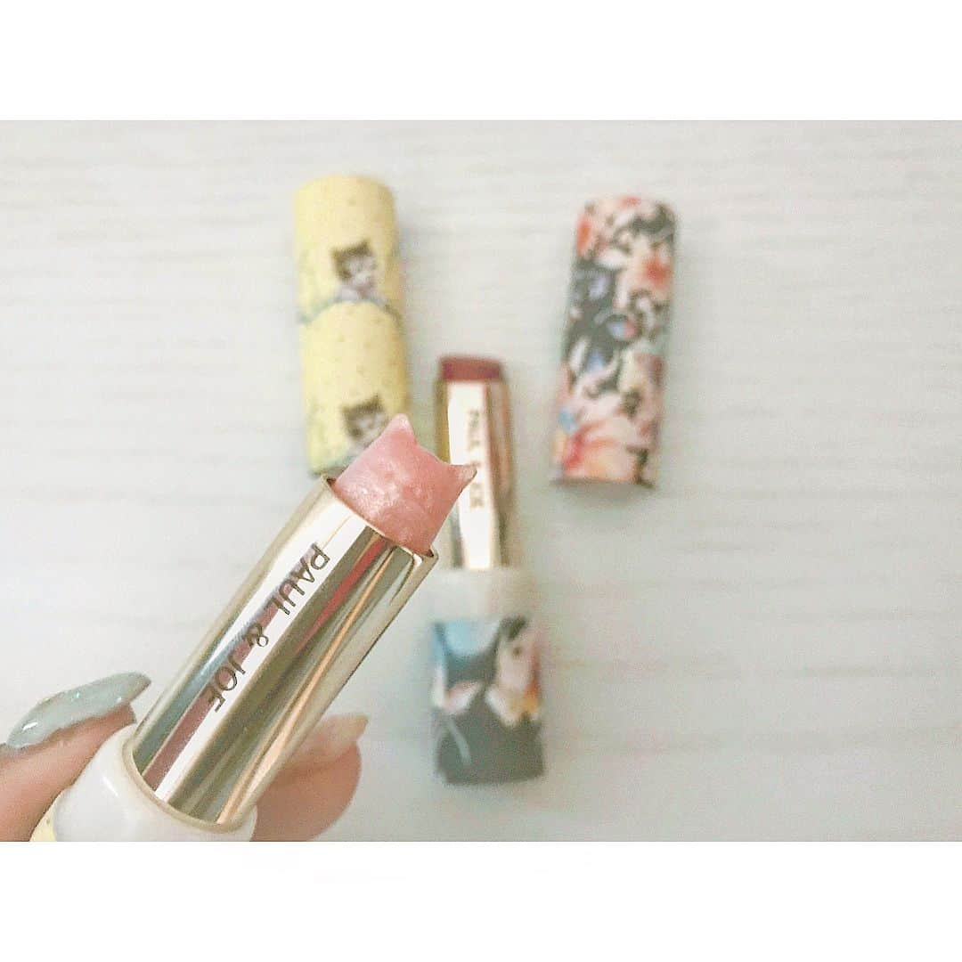 山上綾加さんのインスタグラム写真 - (山上綾加Instagram)「#paulandjoe  #リップ #lipstick  赤のリップ...#301 #金魚 猫のリップ...#スクレドール . . 猫の方のリップを上から付けたら ラメとツヤが出るの✨💋 かわい〜💘 . . #instapic#instagood#instacute#コスメ #cosme#ポールアンドジョー #猫#cat#口紅#赤#red」8月6日 9時53分 - ayakayamagami