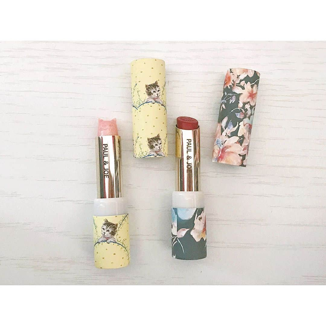 山上綾加さんのインスタグラム写真 - (山上綾加Instagram)「#paulandjoe  #リップ #lipstick  赤のリップ...#301 #金魚 猫のリップ...#スクレドール . . 猫の方のリップを上から付けたら ラメとツヤが出るの✨💋 かわい〜💘 . . #instapic#instagood#instacute#コスメ #cosme#ポールアンドジョー #猫#cat#口紅#赤#red」8月6日 9時53分 - ayakayamagami