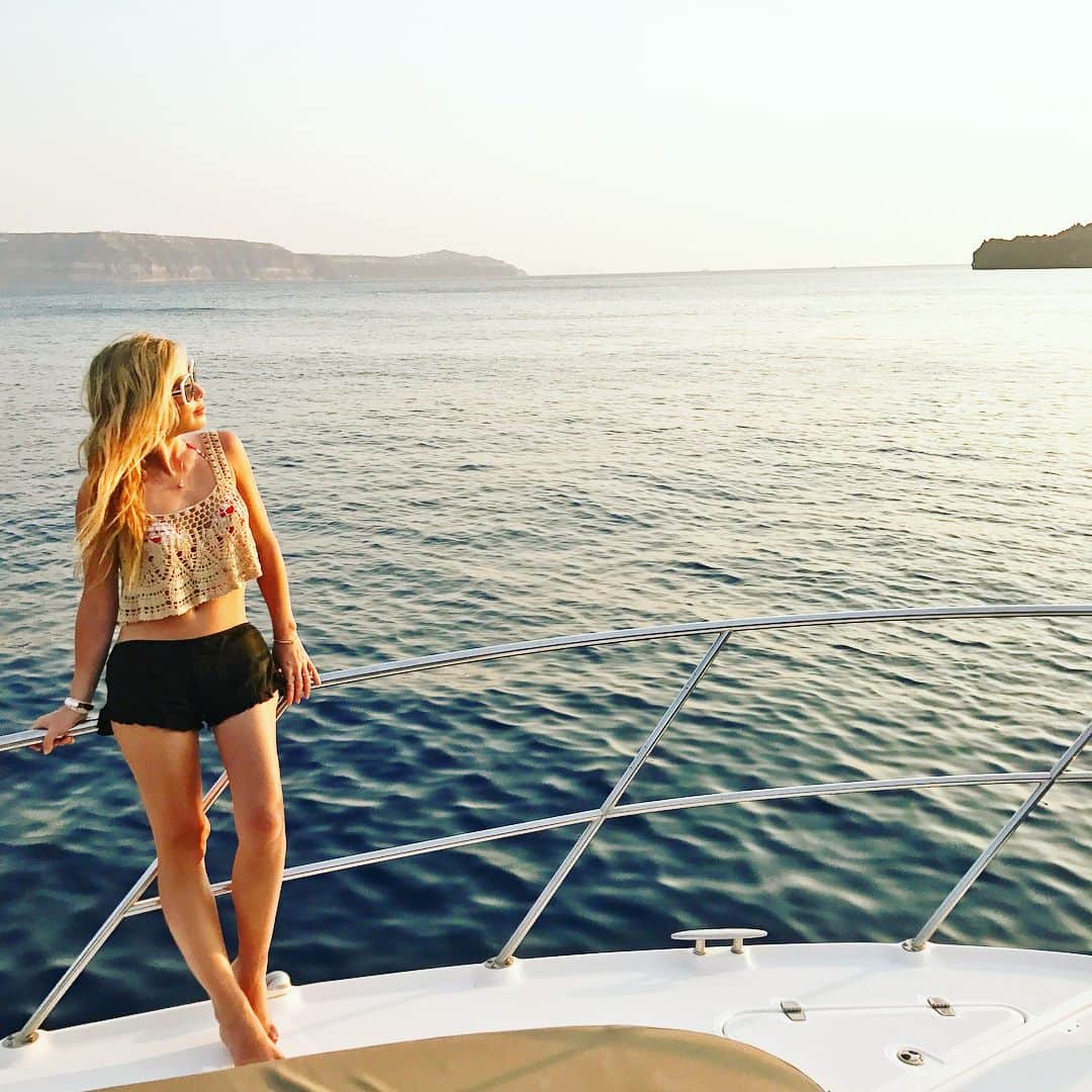 タラ・リピンスキーさんのインスタグラム写真 - (タラ・リピンスキーInstagram)「Soaking up this Santorini sun for our very last day. 🌞🔥🇬🇷💑 #Santorini #TNTravels #Greece」8月6日 20時39分 - taralipinski