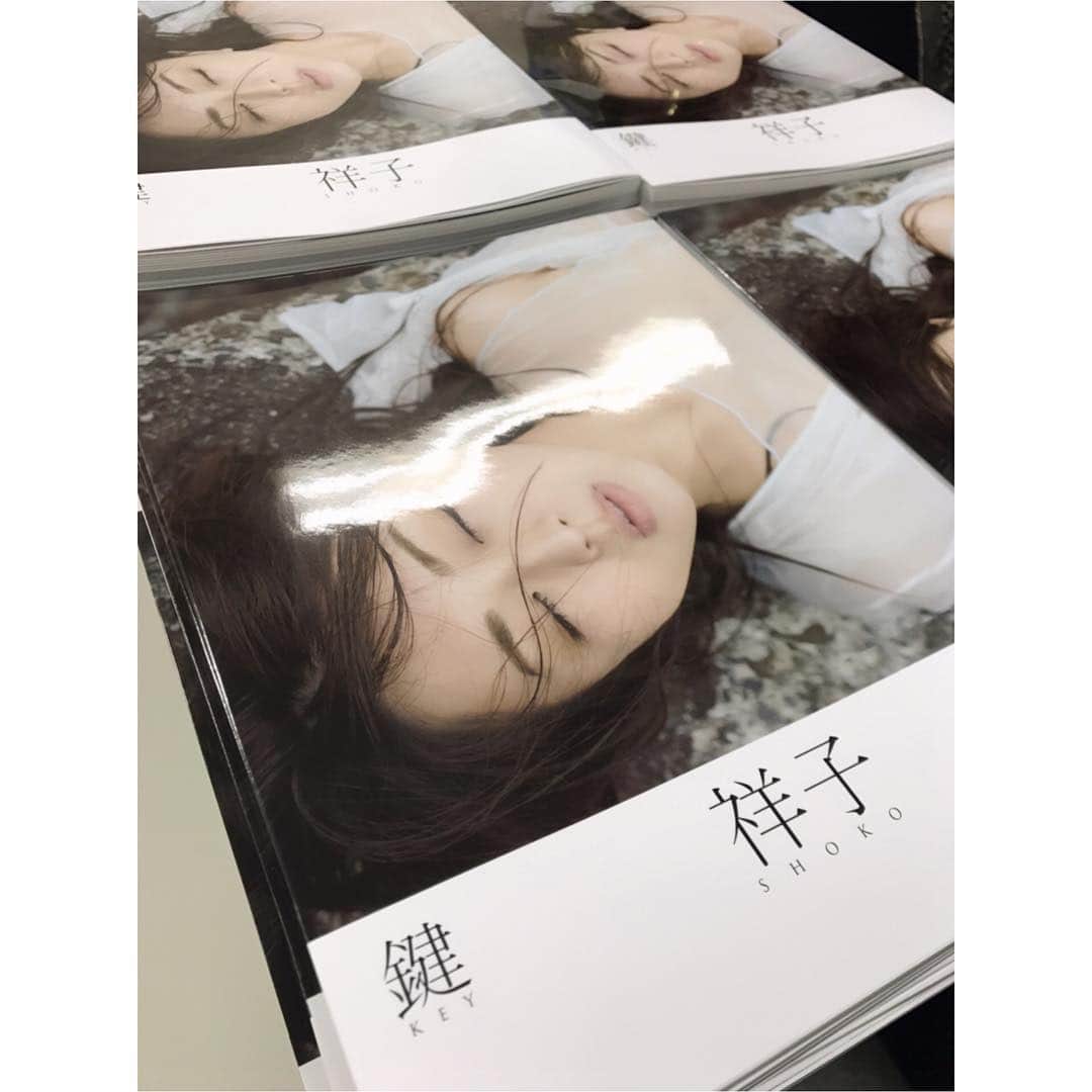 祥子さんのインスタグラム写真 - (祥子Instagram)「今日は手渡し出来る日☺️ 18:00〜「写真集発売記念イベント」  会場に来られる際は気をつけてお越し下さいね🤗 新宿でお会いしましょう🌸  #写真集  #発売記念  #イベント  #手渡し 🤗 #楽しみだなぁ 💓 #お待ちしています ☺️」8月6日 14時17分 - sho_ko.0413