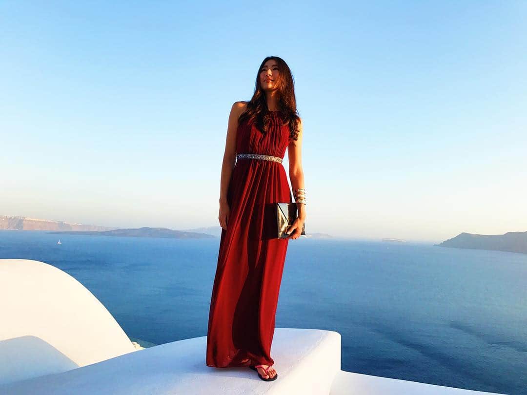 福田萌子さんのインスタグラム写真 - (福田萌子Instagram)「澄み切った空気の美味しさを感じるられる場所。 自然とともに生きている、自然の中で生きている。 そう感じる事が出来る島、サントリーニ島。 ・  #greece #santorini #santoriniisland #santorinigreece #oia #bcbgmaxazria #bcbgmoment #ootd #fashion #love #travelgram #sportstraveler #サントリーニ島 #ギリシャ #エーゲ海」8月6日 15時18分 - moekofukuda