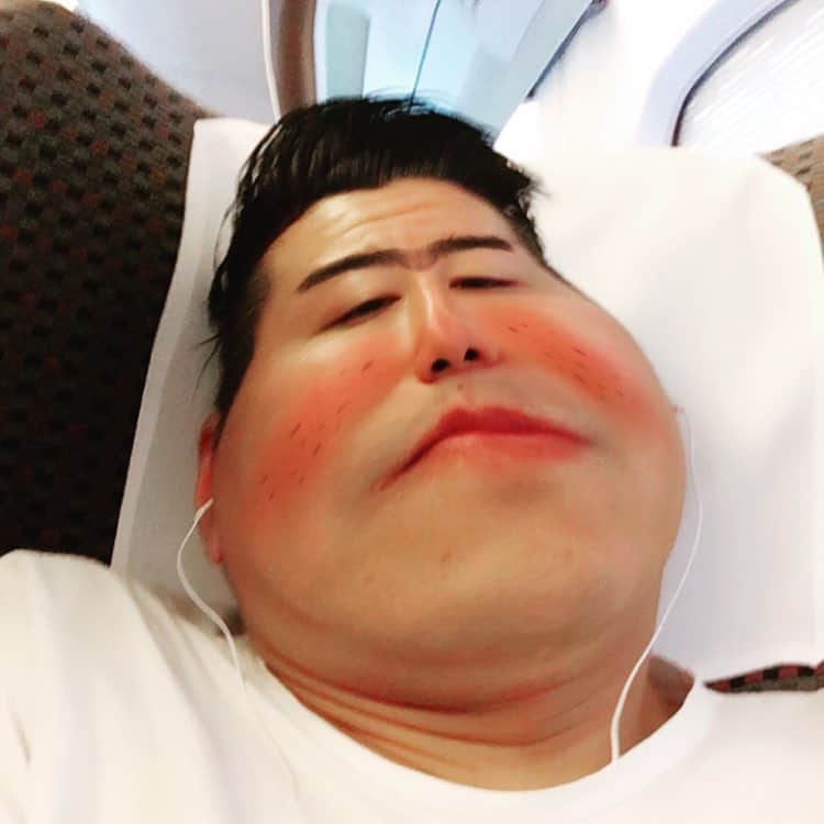 長田庄平のインスタグラム：「沼津からの帰りはラッキーグリーン #新幹線 #グリーン車 #普通車が取れなかった時だけ #快適 #売れたら座れる #早く売れたい」