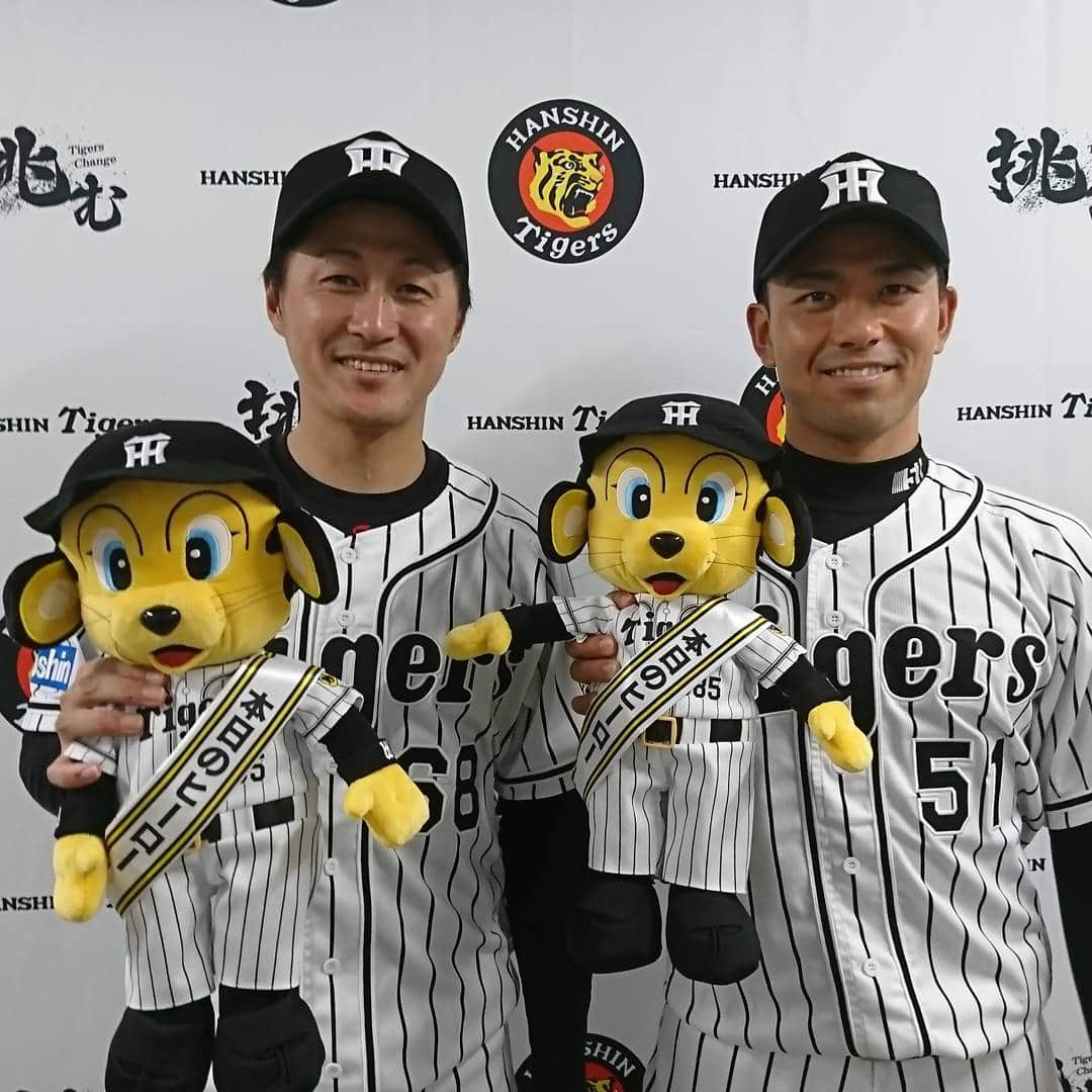 阪神タイガースさんのインスタグラム写真 - (阪神タイガースInstagram)「本日のヒーロー、俊介選手&伊藤選手❗ #阪神タイガース #俊介選手 #猛打賞の活躍 #初の4安打✨ #伊藤隼太 選手 #決勝の逆転スリーラン ❗#3タテしました！」8月6日 17時37分 - hanshintigers_official