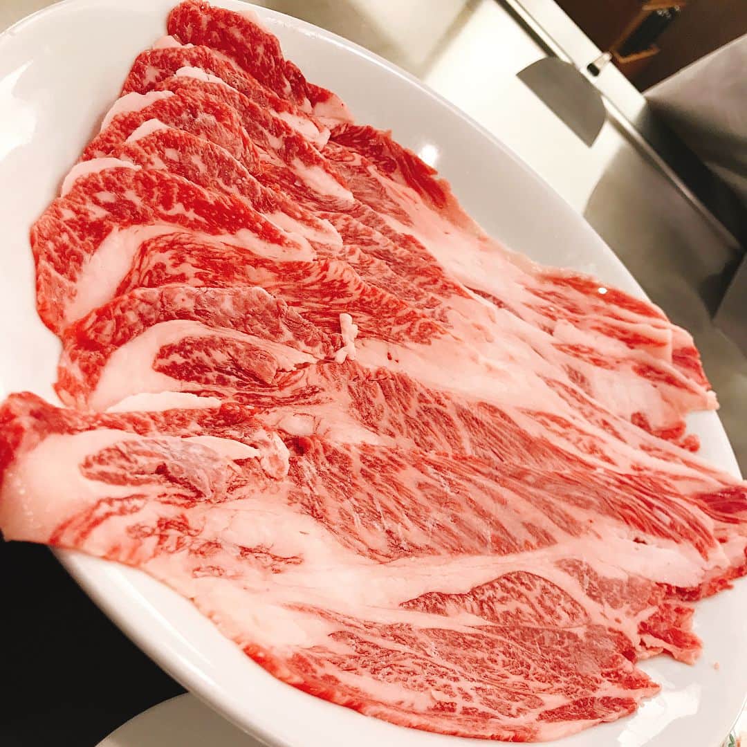 のインスタグラム：「早めランチまずは、肉、卵、ご飯の最高のランチから原宿餃子、デザートは、この前買った亀有のどら焼き食べて今日は、娘とずっと公園遊び😁✨ 幸せ✨✨ 娘と2人で美味しいご飯最高😍❤️ 食事後は、公園行って公園友達と娘さんで公園遊び😁👌 #鉄板焼き #さざんか #餃子 #大好き #幸せ #娘 #愛娘 #愛娘 #娘 #どら焼き #こち亀 #癒し #可愛い #四つ葉のクローバー #最高 #もんログ」
