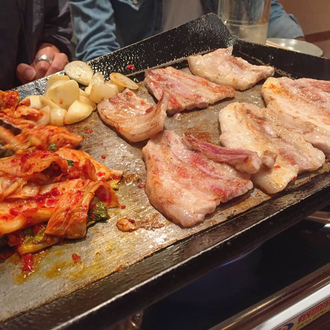 鬼辻麻衣さんのインスタグラム写真 - (鬼辻麻衣Instagram)「万宝家 の蒸し豚がやみつきなるくらい美味しい 🐷 💕 #スワイプしてね 一番好きな韓国料理屋さん🇰🇷 #韓国料理大好き #万宝家 #まんぼっち って呼んでるけど合ってるんかな。 #海鮮チヂミ#蒸し豚 #キンパ #チャプチェ #サムギョプサル #全部好き #最高や #中学生の頃からずっと好き #大阪 #今里」8月6日 17時41分 - kitsumai