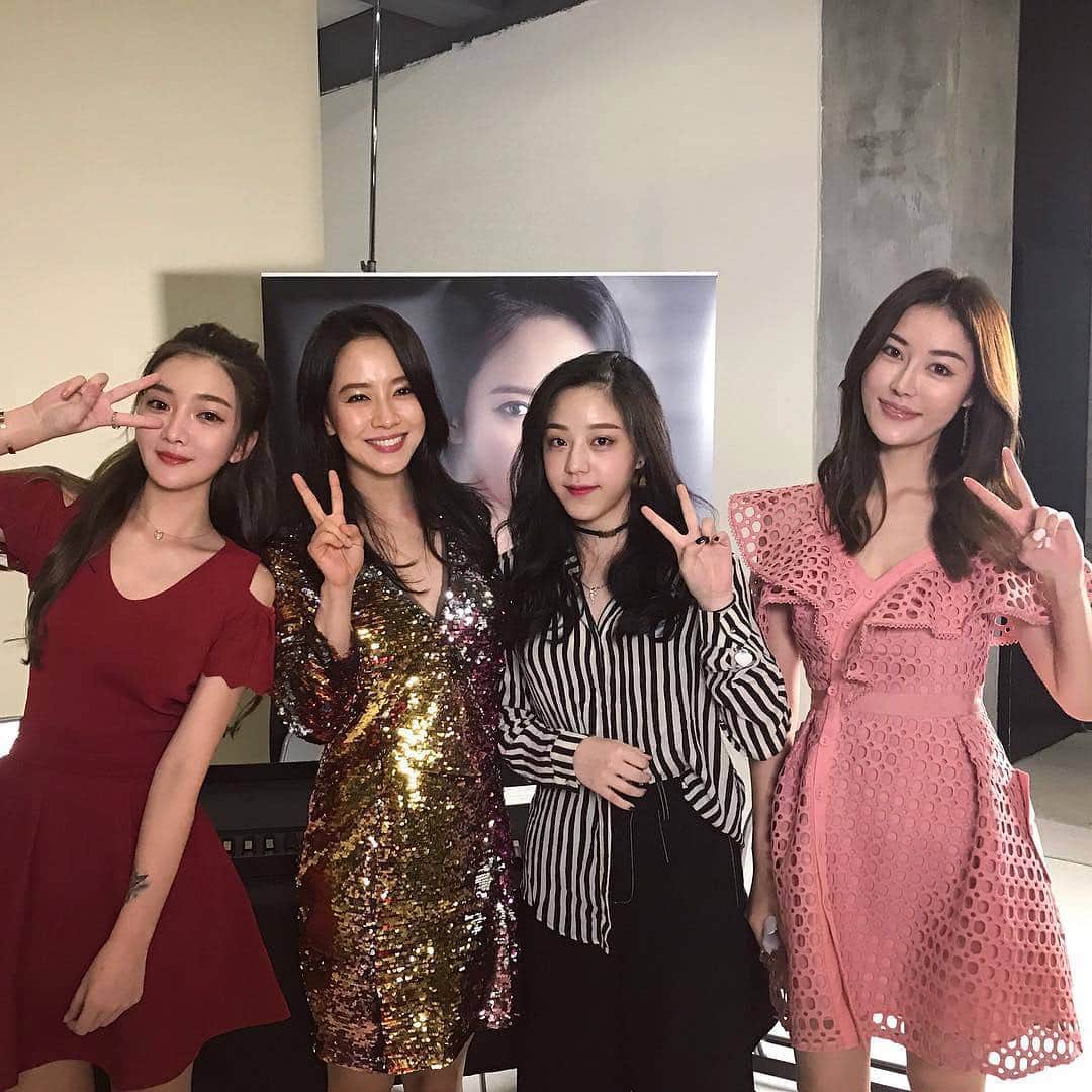 ソン・ジヒョのインスタグラム：「#VIDIVICI live broadcast event #송지효」