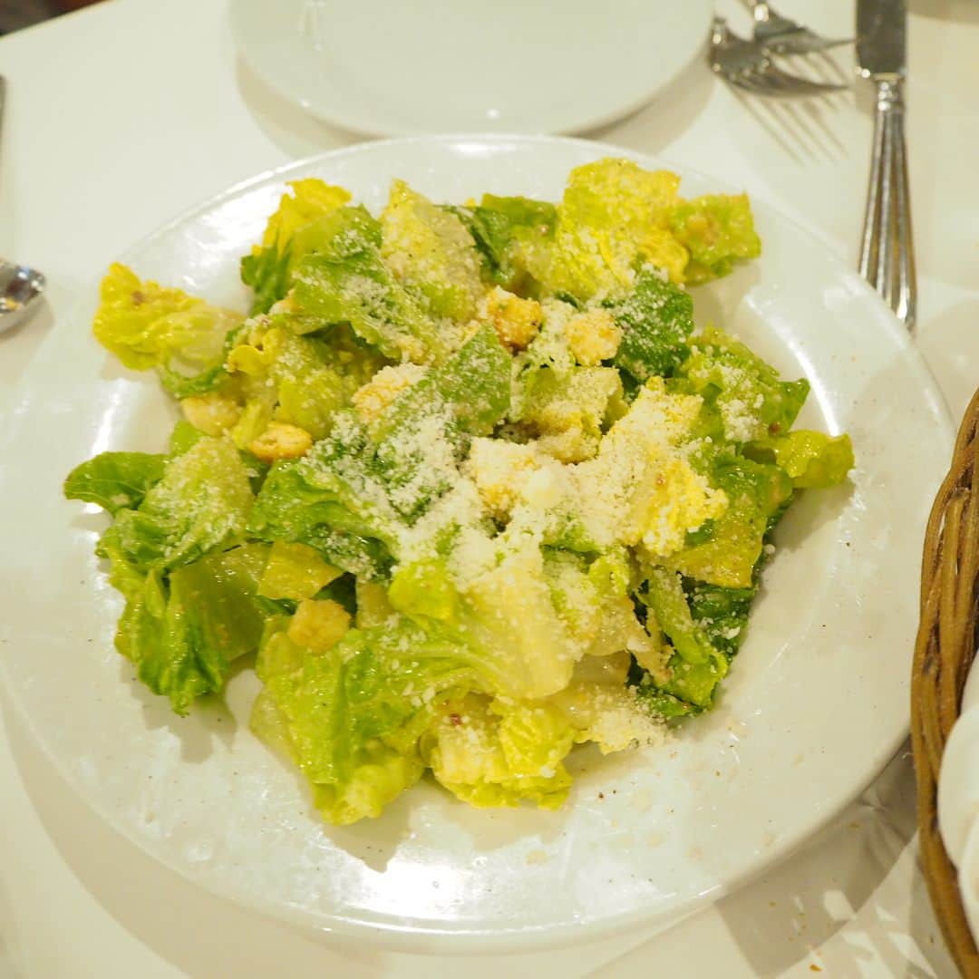 岡田ユリエさんのインスタグラム写真 - (岡田ユリエInstagram)「パパママときのちゃんのりぴー夫婦と🍴 はじめていったけど美味しかった〜！何店舗かあるみたいだけど、アラモアナに入ってるお店いったよ。 はじめにでてくるパンがあったかくてふわふわして 美味しすぎて美味すぎる🤤💗 シーザーサラダ(4枚目)にガーリック？ って思ったけどすごく合ってて美味しい！😳❤️😳 全部にすごーーーーーくガーリックきいてるから 笑 におい気にならないならおすすめだよ😊 アサリのパスタもオススメ✨上にたくさんアサリを細かくしたのがのってるの😻 本当に毎回happyオーラ全開で素敵な夫婦💓 パパママと仲良しでわたしも仲良くできて嬉しいな☺️ #hawaii #dinner #assaggio #hawaiidinner #Italian #hawaiifoodie #hawaiitrip #alamoana #familydinner #yurieotrip #ハワイ #アラモアナ #ハワイご飯 #アサージオ」8月6日 19時38分 - yuriiie0729