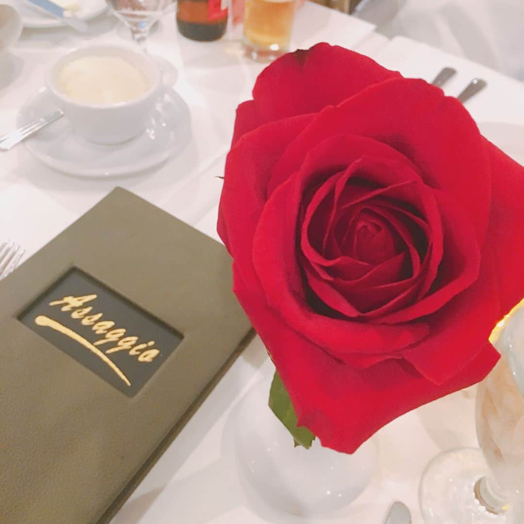 岡田ユリエさんのインスタグラム写真 - (岡田ユリエInstagram)「パパママときのちゃんのりぴー夫婦と🍴 はじめていったけど美味しかった〜！何店舗かあるみたいだけど、アラモアナに入ってるお店いったよ。 はじめにでてくるパンがあったかくてふわふわして 美味しすぎて美味すぎる🤤💗 シーザーサラダ(4枚目)にガーリック？ って思ったけどすごく合ってて美味しい！😳❤️😳 全部にすごーーーーーくガーリックきいてるから 笑 におい気にならないならおすすめだよ😊 アサリのパスタもオススメ✨上にたくさんアサリを細かくしたのがのってるの😻 本当に毎回happyオーラ全開で素敵な夫婦💓 パパママと仲良しでわたしも仲良くできて嬉しいな☺️ #hawaii #dinner #assaggio #hawaiidinner #Italian #hawaiifoodie #hawaiitrip #alamoana #familydinner #yurieotrip #ハワイ #アラモアナ #ハワイご飯 #アサージオ」8月6日 19時38分 - yuriiie0729