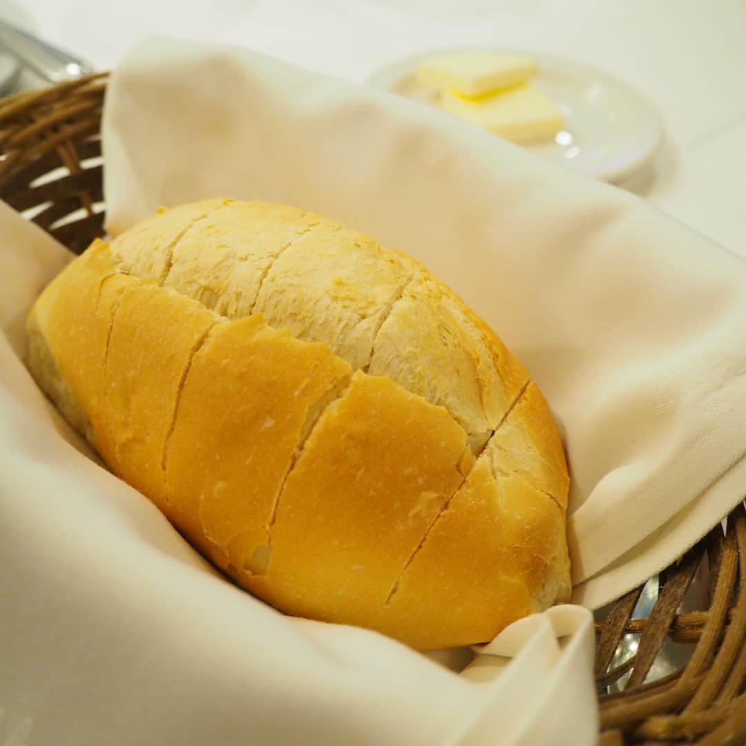 岡田ユリエさんのインスタグラム写真 - (岡田ユリエInstagram)「パパママときのちゃんのりぴー夫婦と🍴 はじめていったけど美味しかった〜！何店舗かあるみたいだけど、アラモアナに入ってるお店いったよ。 はじめにでてくるパンがあったかくてふわふわして 美味しすぎて美味すぎる🤤💗 シーザーサラダ(4枚目)にガーリック？ って思ったけどすごく合ってて美味しい！😳❤️😳 全部にすごーーーーーくガーリックきいてるから 笑 におい気にならないならおすすめだよ😊 アサリのパスタもオススメ✨上にたくさんアサリを細かくしたのがのってるの😻 本当に毎回happyオーラ全開で素敵な夫婦💓 パパママと仲良しでわたしも仲良くできて嬉しいな☺️ #hawaii #dinner #assaggio #hawaiidinner #Italian #hawaiifoodie #hawaiitrip #alamoana #familydinner #yurieotrip #ハワイ #アラモアナ #ハワイご飯 #アサージオ」8月6日 19時38分 - yuriiie0729
