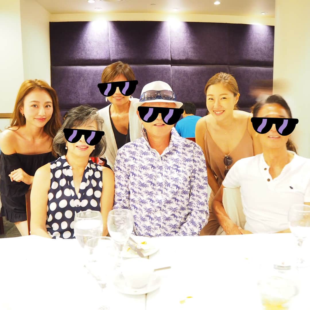 岡田ユリエさんのインスタグラム写真 - (岡田ユリエInstagram)「パパママときのちゃんのりぴー夫婦と🍴 はじめていったけど美味しかった〜！何店舗かあるみたいだけど、アラモアナに入ってるお店いったよ。 はじめにでてくるパンがあったかくてふわふわして 美味しすぎて美味すぎる🤤💗 シーザーサラダ(4枚目)にガーリック？ って思ったけどすごく合ってて美味しい！😳❤️😳 全部にすごーーーーーくガーリックきいてるから 笑 におい気にならないならおすすめだよ😊 アサリのパスタもオススメ✨上にたくさんアサリを細かくしたのがのってるの😻 本当に毎回happyオーラ全開で素敵な夫婦💓 パパママと仲良しでわたしも仲良くできて嬉しいな☺️ #hawaii #dinner #assaggio #hawaiidinner #Italian #hawaiifoodie #hawaiitrip #alamoana #familydinner #yurieotrip #ハワイ #アラモアナ #ハワイご飯 #アサージオ」8月6日 19時38分 - yuriiie0729