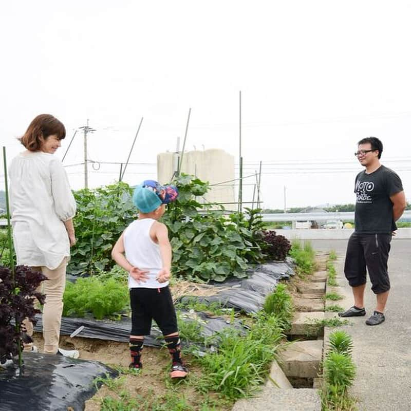 soarさんのインスタグラム写真 - (soarInstagram)「里親の田原正則さんと子どもたちが「子どもの村福岡」で過ごす日々。 子どもの村では、生みの親に代わって特定の大人が成長を見守る「里親制度」を活用し、子どもとともに「育親」が同じ家で暮らす仕組みを導入しています。 ・ ・ 「soar（ソアー）」は、 人の持つ可能性が広がる瞬間を捉え、伝えていくメディアです。 記事へはプロフィールのリンクをクリックしてくださいね！  http://soar-world.com/2017/08/04/another-family02/ ・ ・ #soar_world #soar #ソアー #障害 #disability #福祉 #施設 #DV #虐待 #妊娠 #出産 #助産師 #悩み #赤ちゃん #児童養護施設 #社会福祉士 #弁護士 #産後 #育児 #子育て #保健師 #誕生 #相談 #児童相談所 #民生委員 #里親 #養子縁組 #養子 #発達障害」8月6日 20時10分 - soar_world