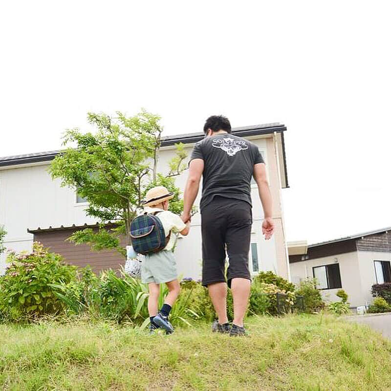 soarさんのインスタグラム写真 - (soarInstagram)「里親の田原正則さんと子どもたちが「子どもの村福岡」で過ごす日々。 子どもの村では、生みの親に代わって特定の大人が成長を見守る「里親制度」を活用し、子どもとともに「育親」が同じ家で暮らす仕組みを導入しています。 ・ ・ 「soar（ソアー）」は、 人の持つ可能性が広がる瞬間を捉え、伝えていくメディアです。 記事へはプロフィールのリンクをクリックしてくださいね！  http://soar-world.com/2017/08/04/another-family02/ ・ ・ #soar_world #soar #ソアー #障害 #disability #福祉 #施設 #DV #虐待 #妊娠 #出産 #助産師 #悩み #赤ちゃん #児童養護施設 #社会福祉士 #弁護士 #産後 #育児 #子育て #保健師 #誕生 #相談 #児童相談所 #民生委員 #里親 #養子縁組 #養子 #発達障害」8月6日 20時10分 - soar_world