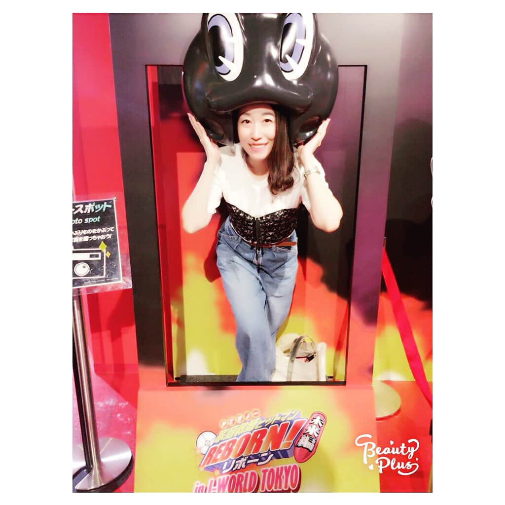 國分優香里のインスタグラム：「✴︎ 大ッ変長らくお待たせ致しました〜❗️ ✴︎ 続きまして、家庭教師ヒットマンREBORN!-未来編-in J-WORLD TOKYOの写真をアップしますね🔥 ✴︎ ✴︎ 1枚目❗️ ミー、フランになっちゃいましたー🐸 ✴︎ 2枚目❗️ リボーン、ツナ達のパネル前でニーコちんとパシャリ📸 ✴︎ 3枚目❗️ 色々とおかしいけれど、超死ぬ気で真似てみました🔥（大人の全力の悪ふざけ🌀笑） ✴︎ 4枚目❗️ ゲームもしましたよ♬ 開匣！匣ガラポンは皆、CかD賞でした😭 私もC賞💦 標的を狙え！チョイスバトル！は、私、、、 めちゃめちゃ上手かった👍（自画自賛✨笑） 毎日ゴミ箱にティッシュを投げ入れて鍛えてるからなぁ〜🤣 こちらは、皆で協力し合ってA賞ゲット‼️ ニーコに、初めてぶんのこと尊敬したわ〜と言われました（笑）💨 ✴︎ 5枚目‼️ ボンゴレファミリーのボンゴレロッソスパゲティ🍝（ツナversion） アサリたっぷりで美味しかったです🤗🐚✨ ✴︎ 6枚目❗️ 白蘭のマシマロミルフィーユ♬ こちらのケーキも細かいところまでこだわりが✨ とっても美味しく頂きました🤤💕 ✴︎ 7枚目❗️ 美味しく素敵なREBORNフードと皆で📸✨ ✴︎ ✴︎ …以上です✨ ✴︎ 楽しい時間は本当にあっという間で💨 女子はいくら話しても話し足りないなぁと思いました👭✨ 終始笑顔で、本当に楽しい時間でした💕 ✴︎ ちなみに、、、 家庭教師ヒットマンREBORN！×カラオケの鉄人のコラボレーションルームも行きたかったのですが、予約がいっぱいで断念しました💦 ✴︎ 残念な反面、それだけファンの皆様が盛り上げて、なおかつ楽しんで下さっているんだなぁ〜✨と思い、嬉しくなりました😊 ✴︎ 家庭教師ヒットマンREBORN!-未来編-in J-WORLD TOKYOは8月31日まで、 家庭教師ヒットマンREBORN！×カラオケの鉄人のコラボレーションルームは8月20日までらしいので、まだの方は是非❗️足を運んでみて下さいね✨ ✴︎ ✴︎ ✴︎ #家庭教師ヒットマンreborn #ニーコ #明坂聡美 #稲村優奈 #吉田仁美 #ジェイワールド #ジェイワールドトーキョー #カラ鉄 #コラボ #アニメ #コラボメニュー」