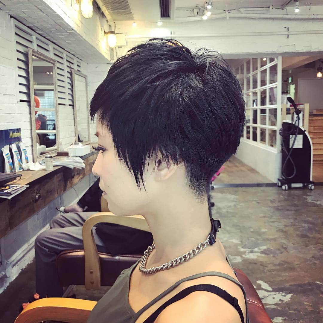 真崎ゆかのインスタグラム：「#刈り上げちゃん♡」