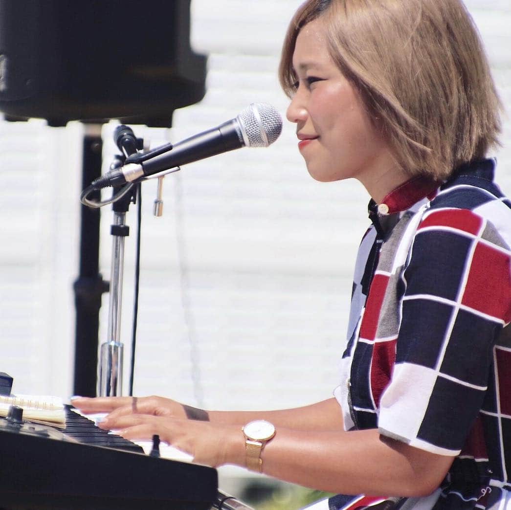 R!Nのインスタグラム：「大阪遠征！ . 大阪中之島にて開催中のイベント「水辺のまちあそび」にて、野外イベントを行ってきました！！ . . 2日間、36度、38度と炎天下の下、ライブを行いましたがすっかり夏らしくこんがり日焼けしました！見にきてくださったみなさまも、暑い中、ありがとうございました！！ 通りすがりの方々がたくさんいらっしゃったり、CDも沢山羽ばたき本当に嬉しかったです！！ . 次回は9/1〜3にまた同じ場所で①13:00 ②19:00 それぞれ30分ずつライブを行います！ 今回のイベントの公式テーマソングも9/1に発売になりますので、リリースイベントという形にもなりそうです。ぜひお越しください♪ . . 暑かったー！！！！ . #live #osaka #大阪 #中之島 #リバーサイドテラス #riversideterrace #水辺のまちあそび #野外ライブ #フリーライブ #freelive #event #singer #singersongwriter #RIN #Gemie #vocalist #ショートヘア #shorthair #sunburn #日焼け #時計焼け #汗 #やばい #暑い #夏 #summer #instadaily #instapic #japan」