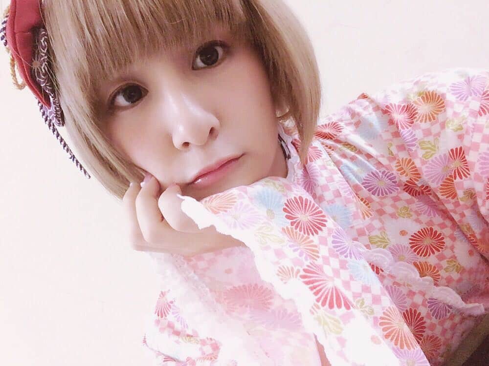 吉田有里のインスタグラム：「温泉むすめ公開録音イベント♨️ ありがとうございましたー！！！ かわいい袴衣装👘を着せていただきました。 ちょっと、ほんと鏡見ると、 うふふ、は、恥ずかしいな🤦‍♀️ってなりました。 金髪✖️袴、どうっすかね🤔🎀 お手紙💌プレゼント🎁受け取りました、本当に本当に来てくれてありがとう…！！🌟 ぽか女将&ぽか旦那の皆様、 これからよろしくお願い致します🙇‍♀️‼️ #吉田有里 #me #温泉むすめ #金髪 #金髪ショート #袴」