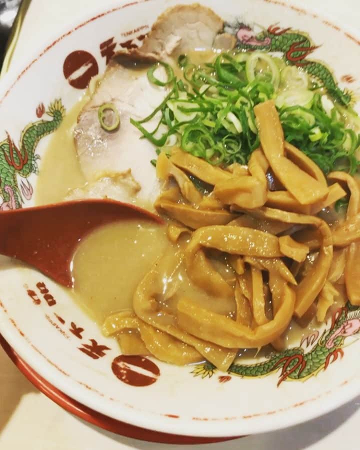 長嶋りあんのインスタグラム：「この時間にこれを見た私が馬鹿だった🤡  #天下一品 #こってり #食べたすぎ #スープかけたがり #禁断症状 #デブかよ #デブだよ #寝るよ💢」